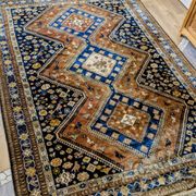 Hand-knotted Persian Shiraz rug in wool with tribal decoration, 300 x 220 cm.