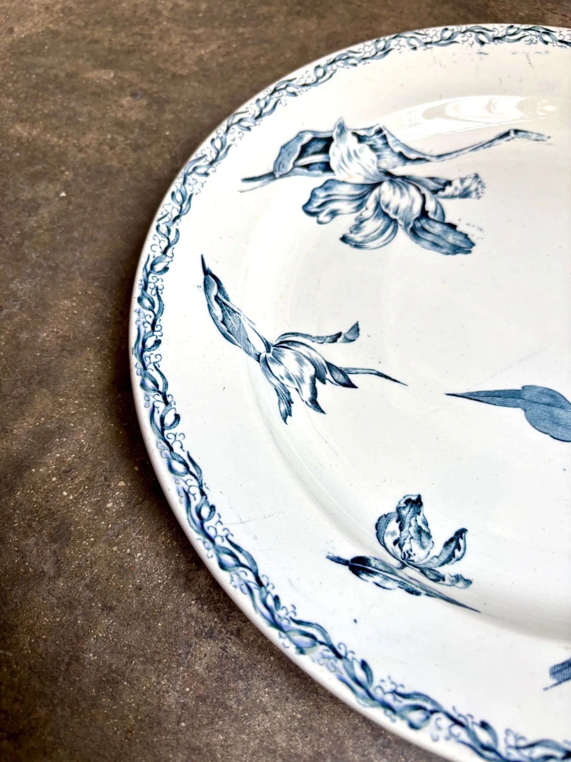 Large round Lunéville plate in blue ironstone, "Tulip" service.