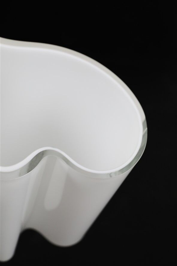 Large Iittala / Alvar Aalto “3030” / “Savoy” vase / white / mid-century modern design