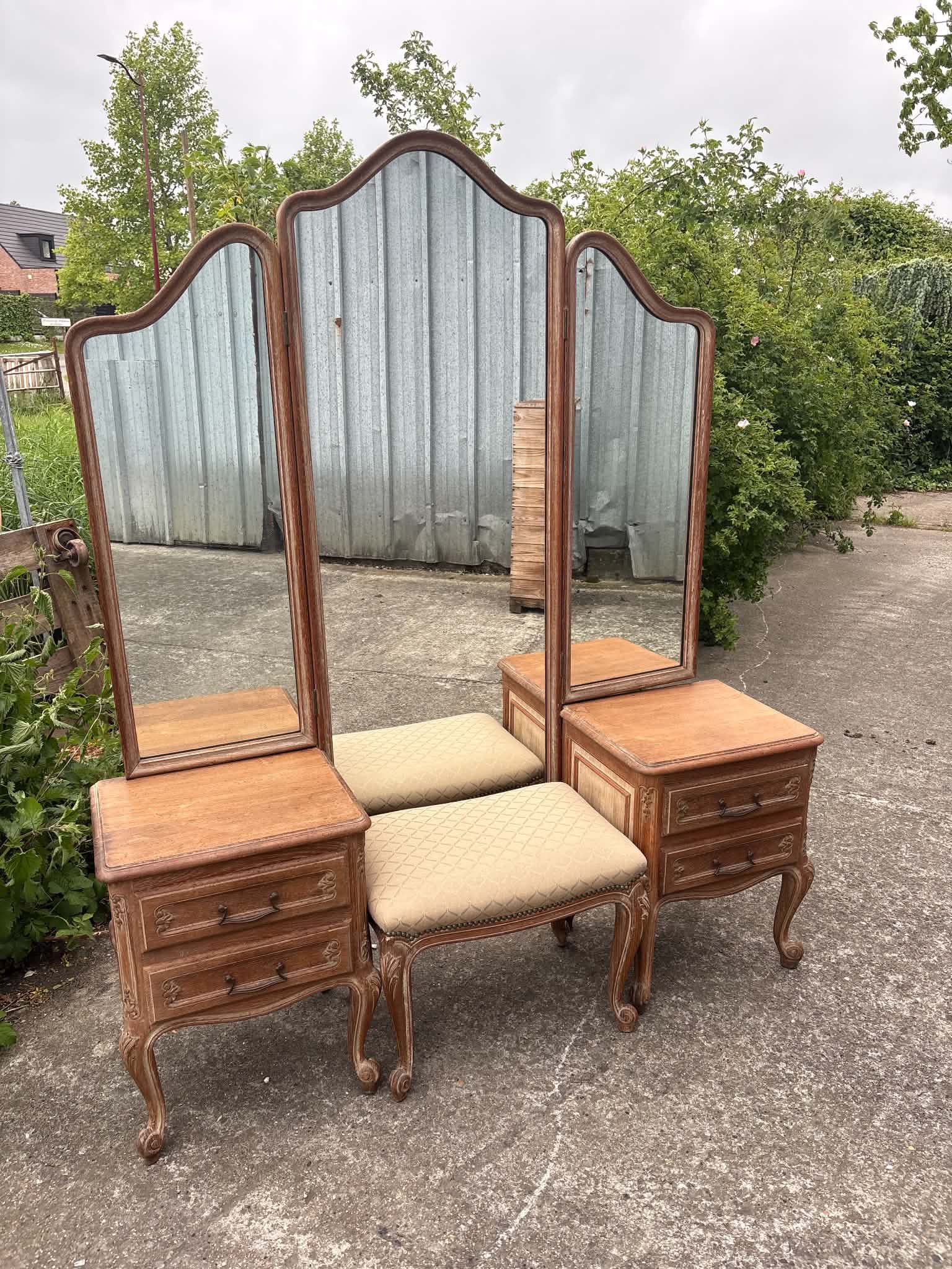 Coiffeuse ancienne de style Louis XV avec miroir triptyque