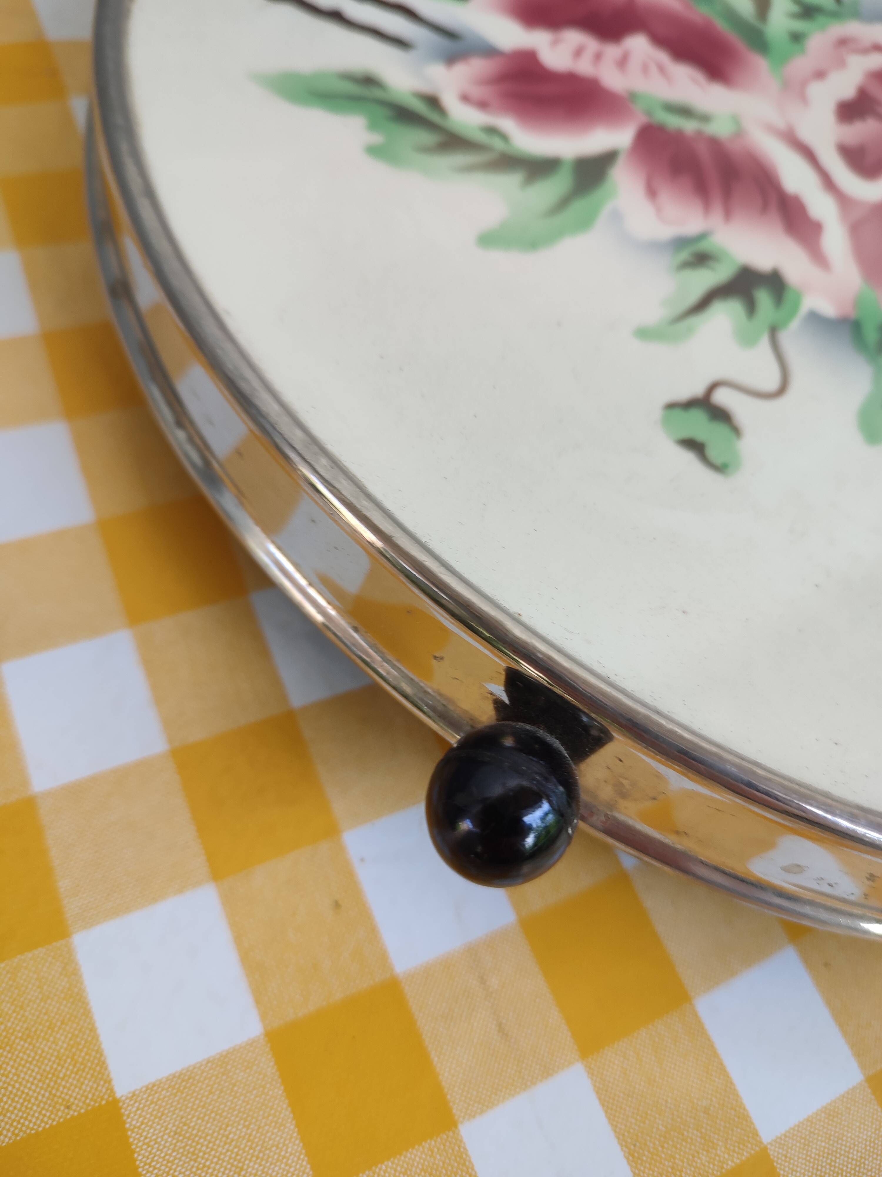 Turntable with earthenware pastry and bakelite floral decoration