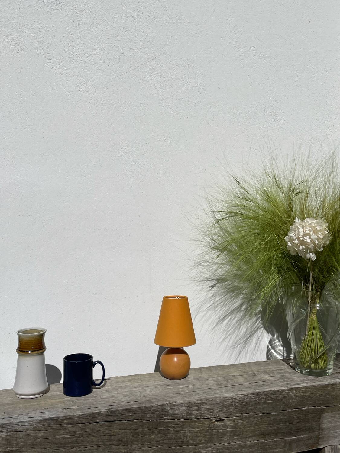 Lampe boule en bois tourné jaune 1980