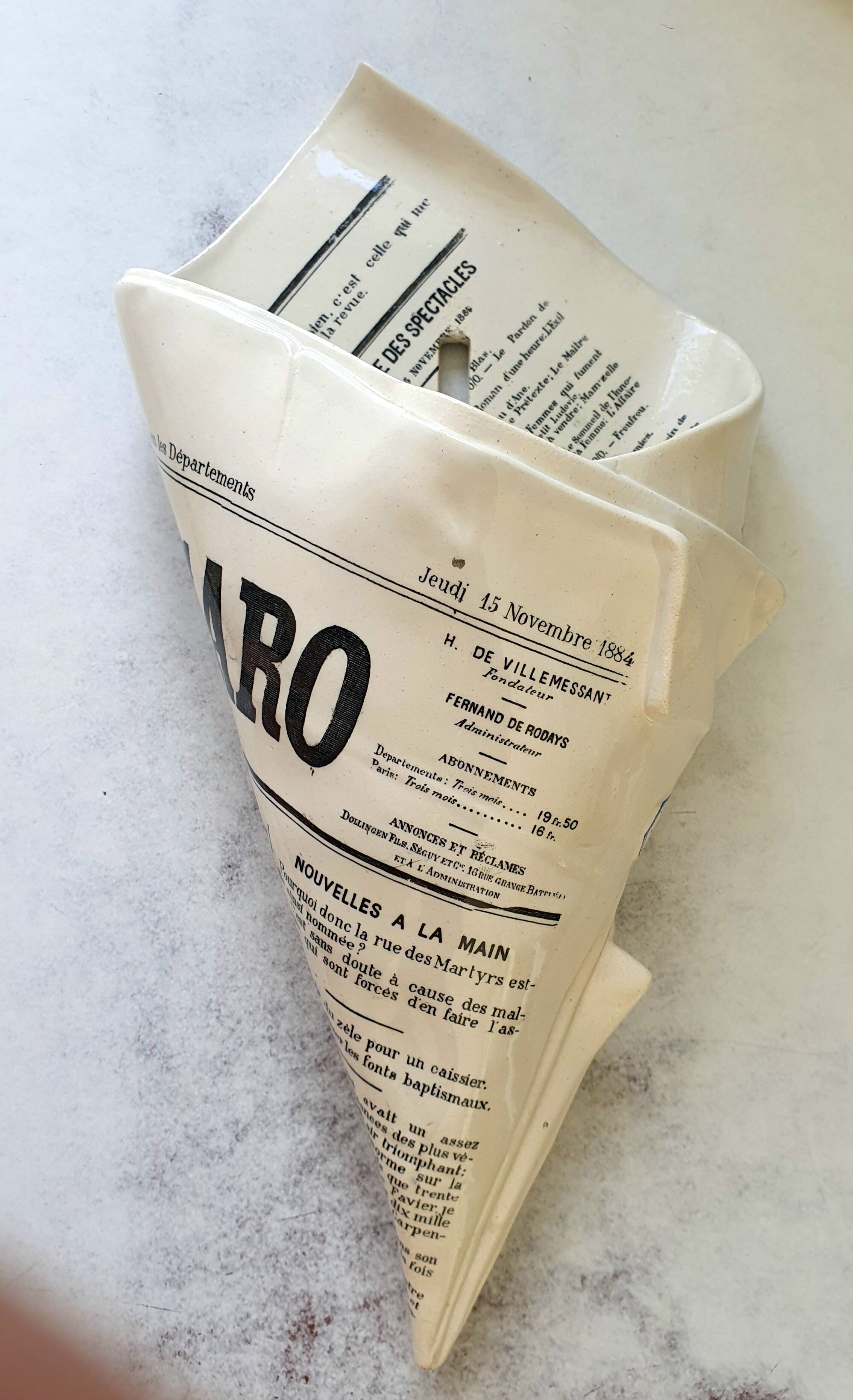 Wall-mounted empty pocket