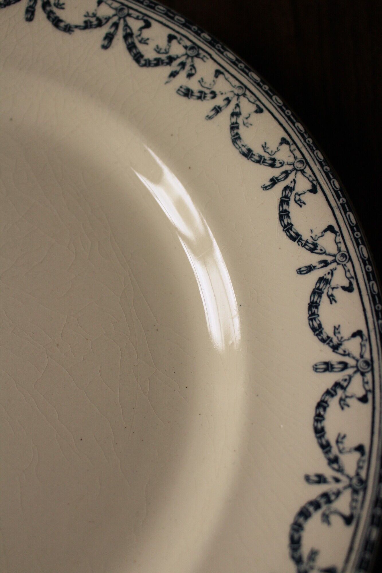 Plat rond Terre de Fer bleu Salins Guirlandes Louis XVI