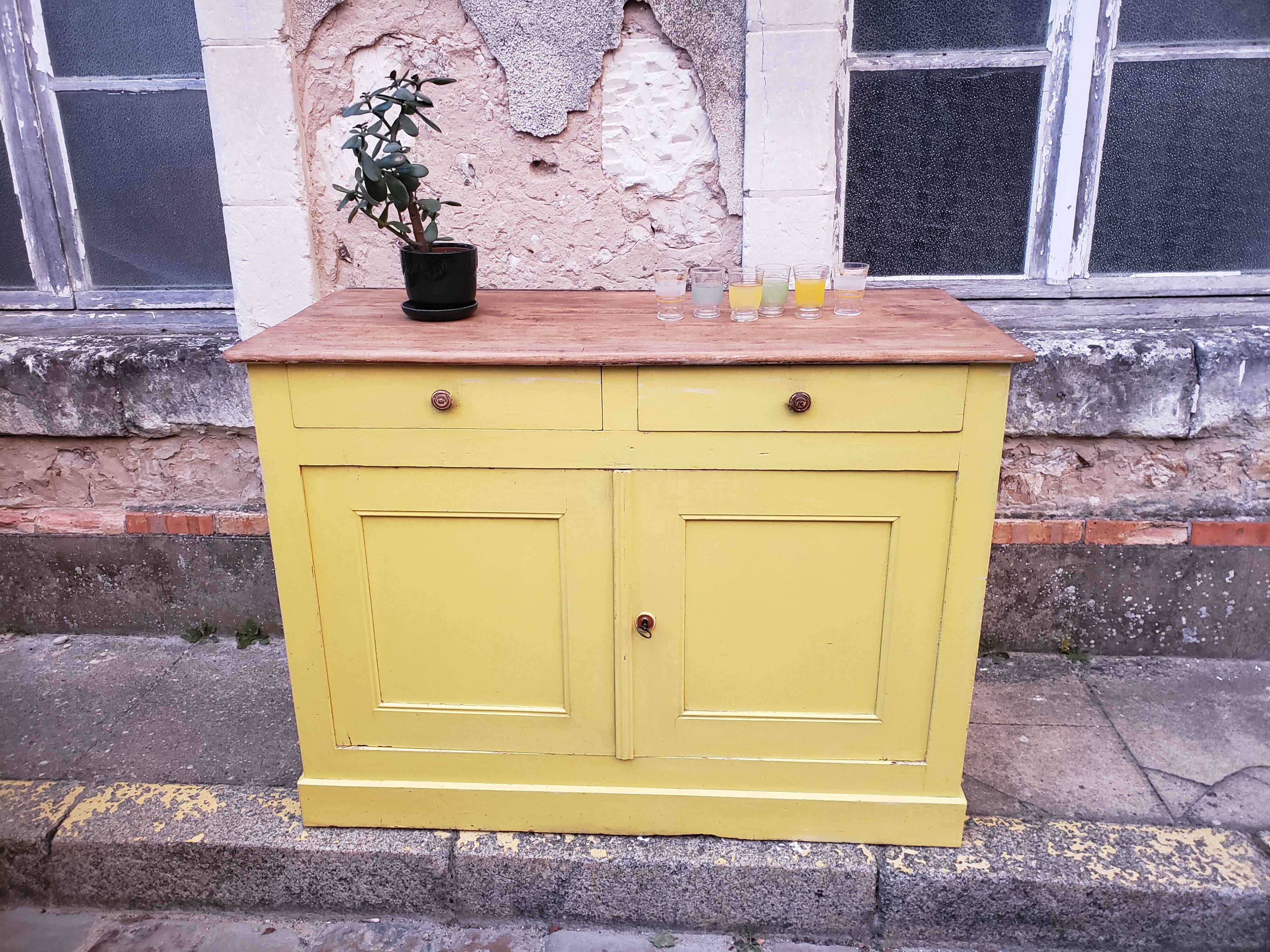 Lemon yellow country buffet