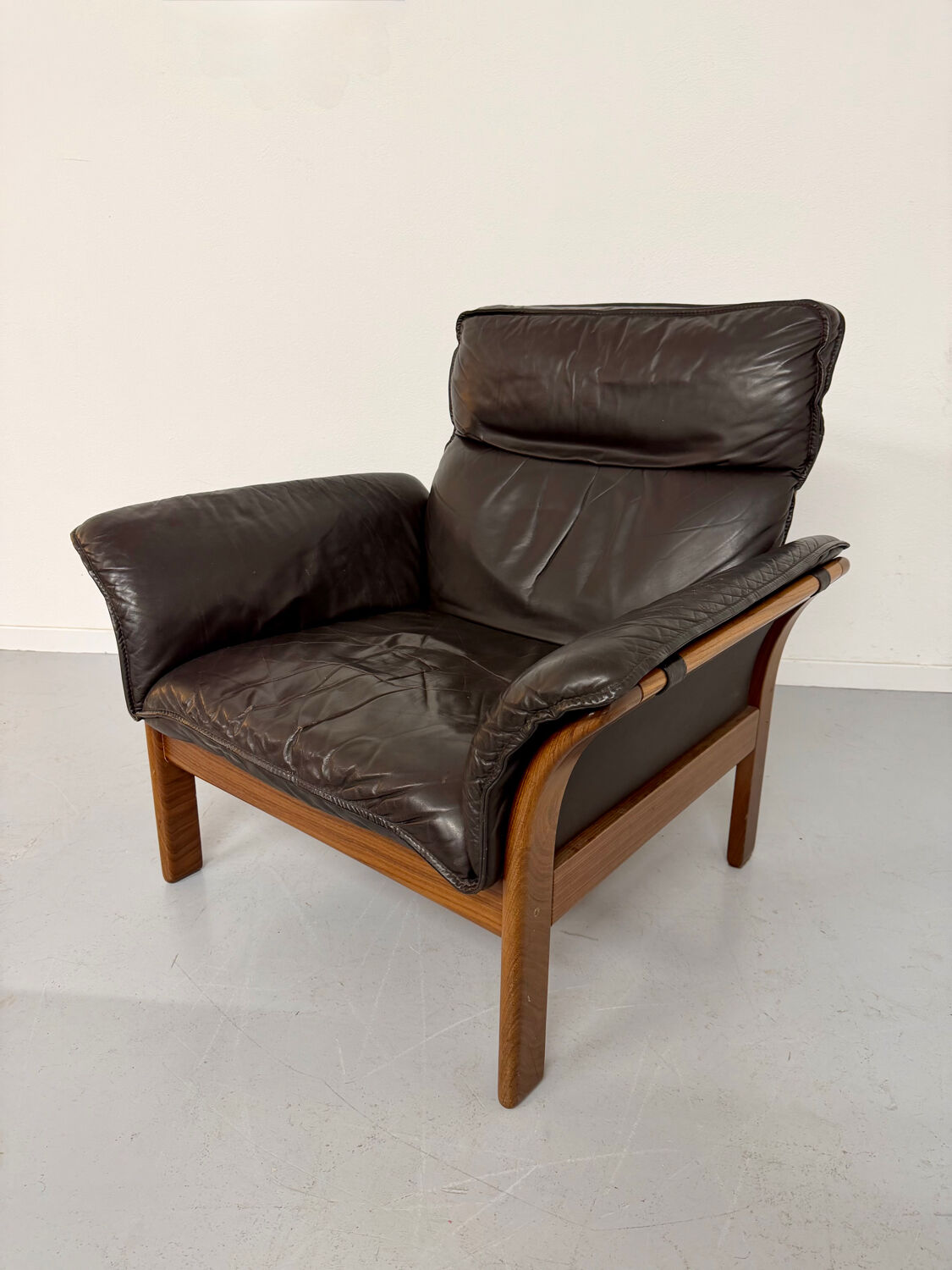 Vintage 70s Dreipunkt Scala design armchair in black leather and teak.