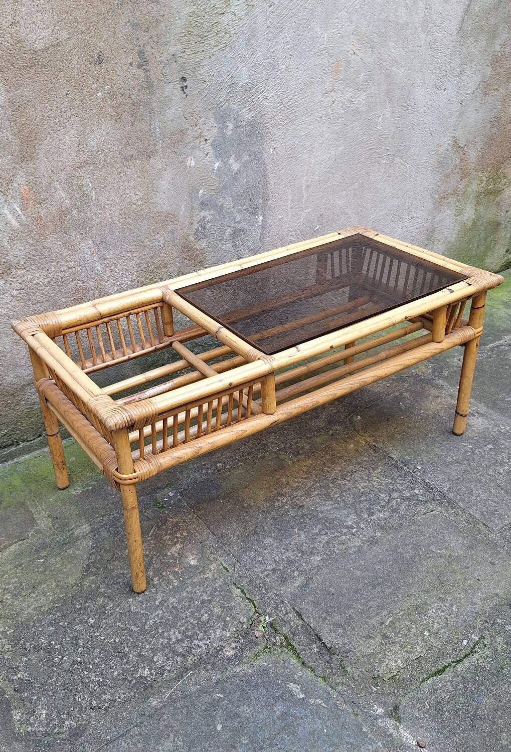 Table basse en rotin et verre fumé