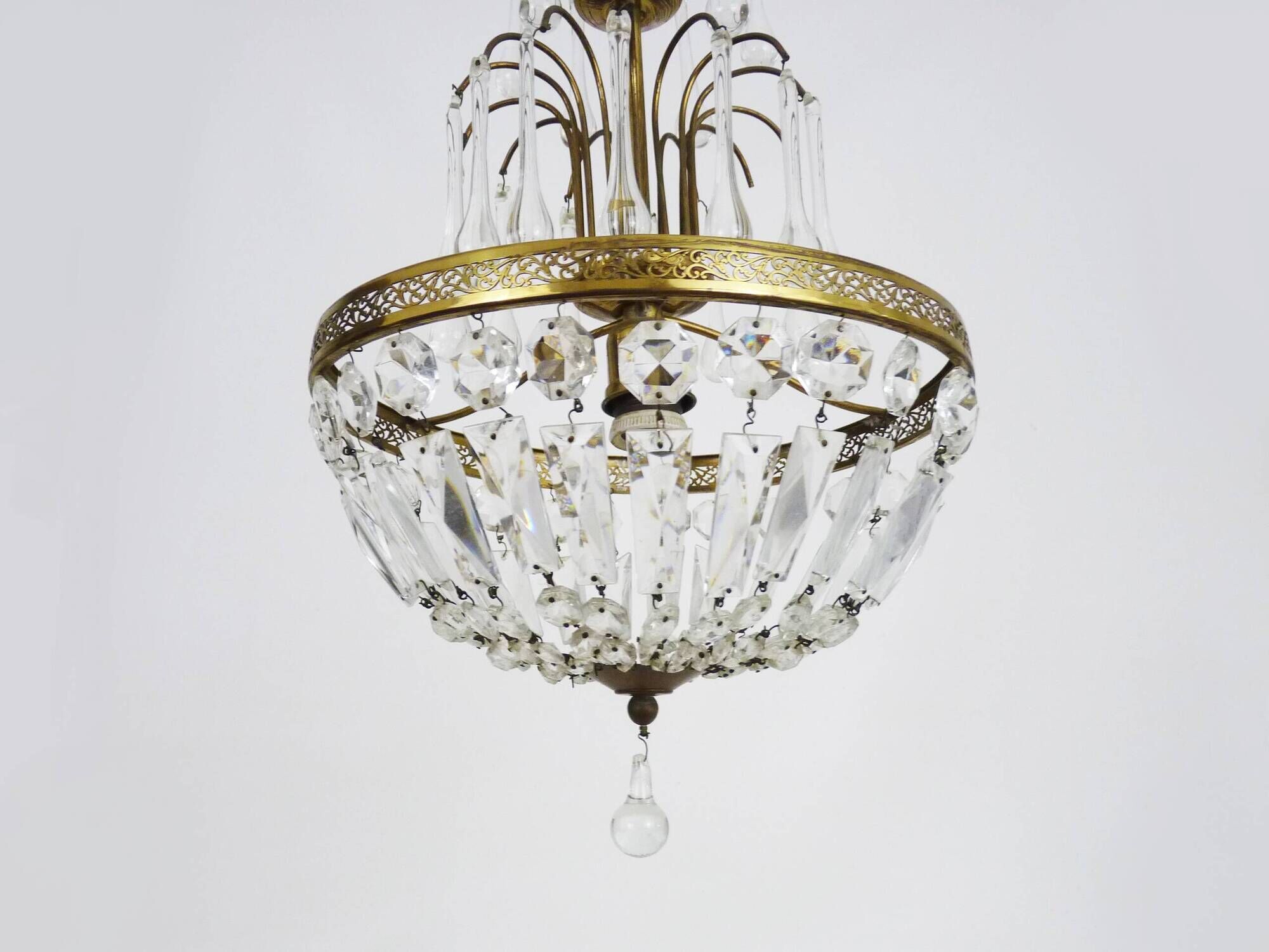 Chandelier, crown ceiling light in brass, 3 levels, 1 light, water drop pendants. 70s