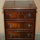 Paire de commodes françaises en bois dur flammé poli
