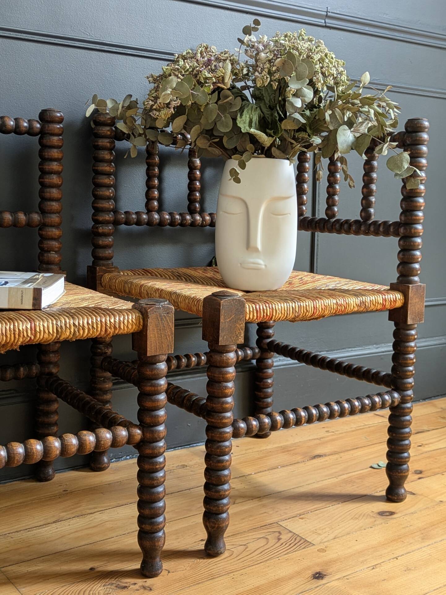 Paire de fauteuils anciens dits "Bobine"