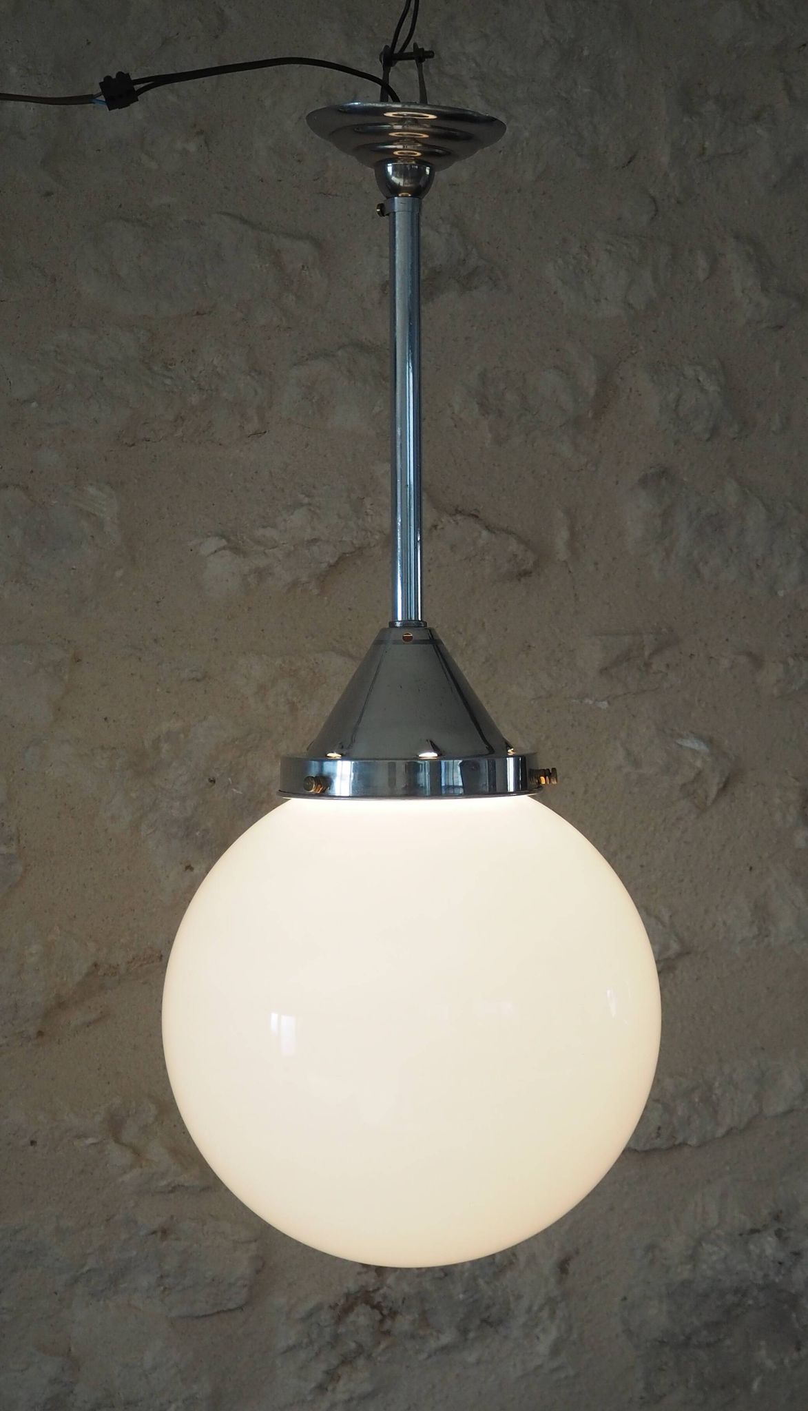 Suspension art déco globe en opaline blanche et tige en aluminium