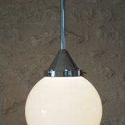 Suspension art déco globe en opaline blanche et tige en aluminium