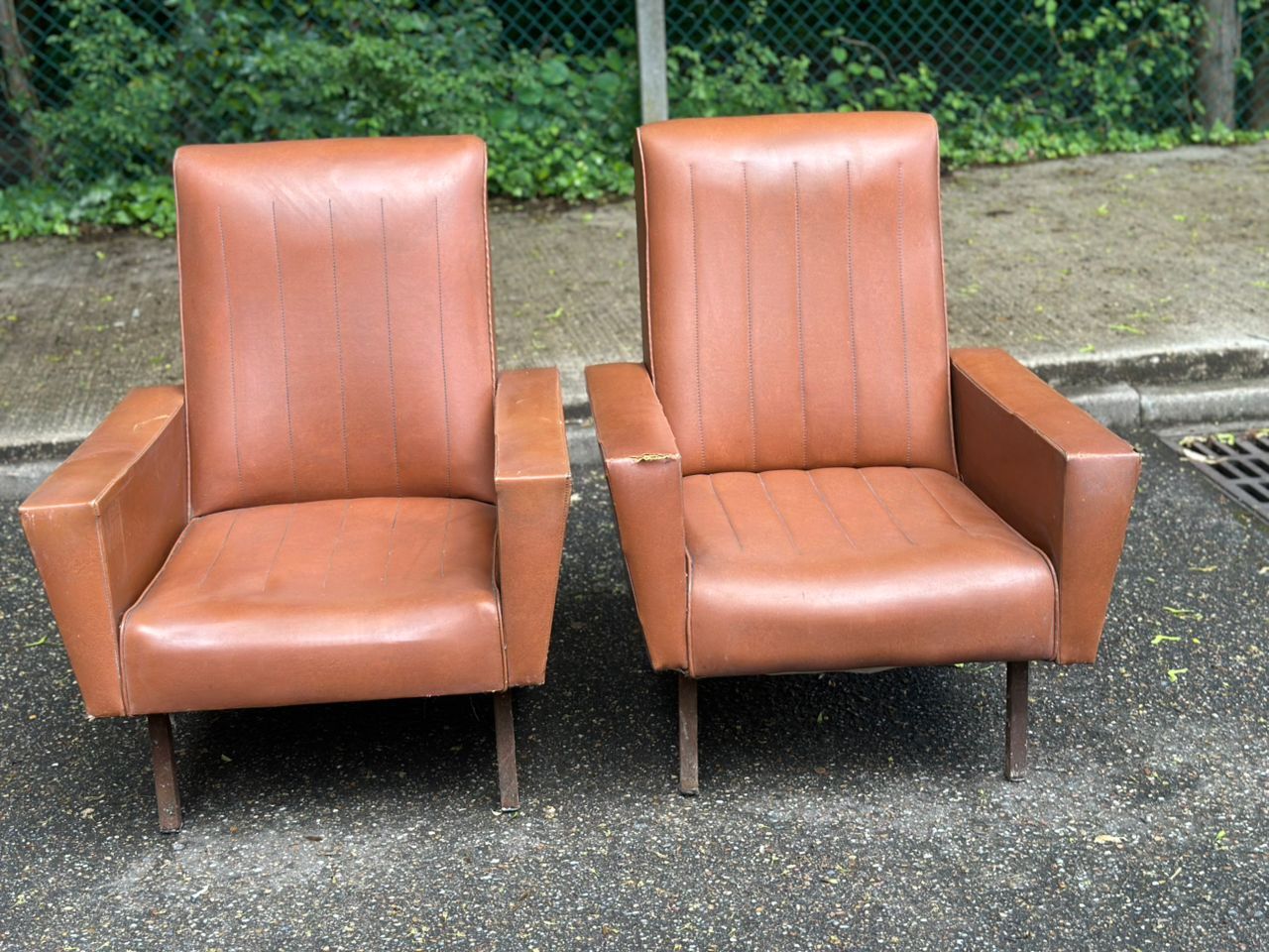 2 club chairs from the 1950s in cognac leather.
