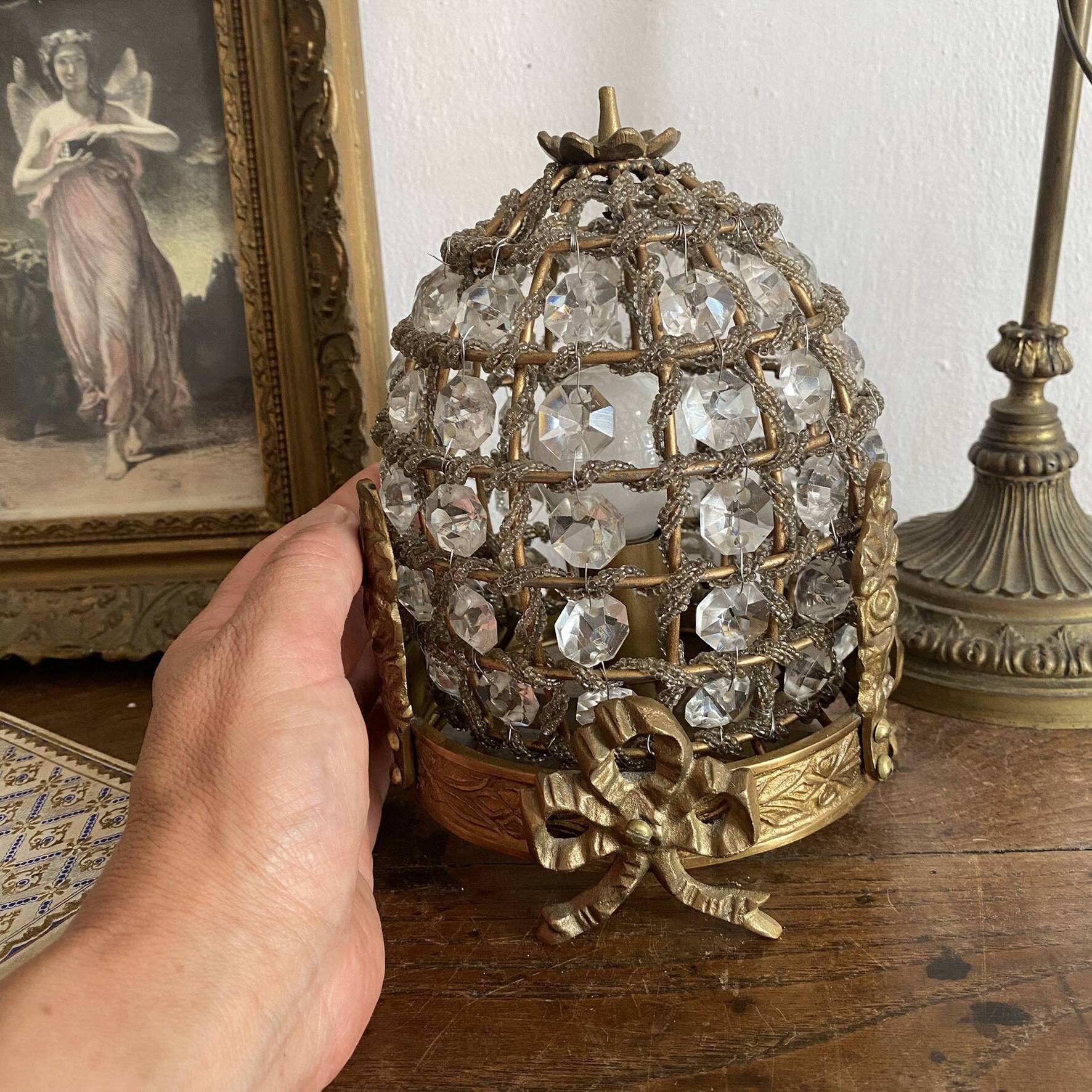 Table lamp in brass, beads and glass pendants