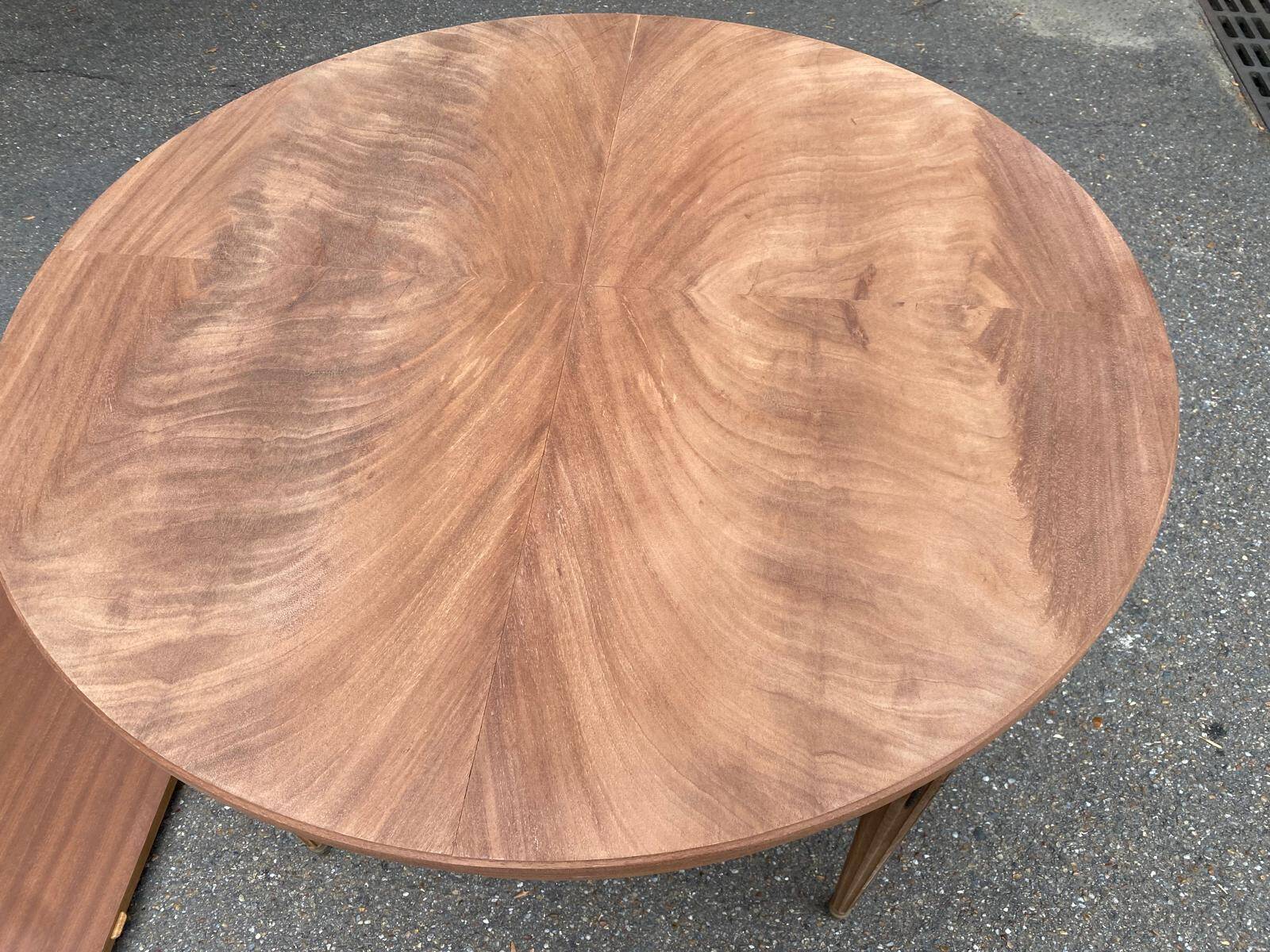 Table à manger ronde extensible Louis XVI décapée en acajou massif et laito