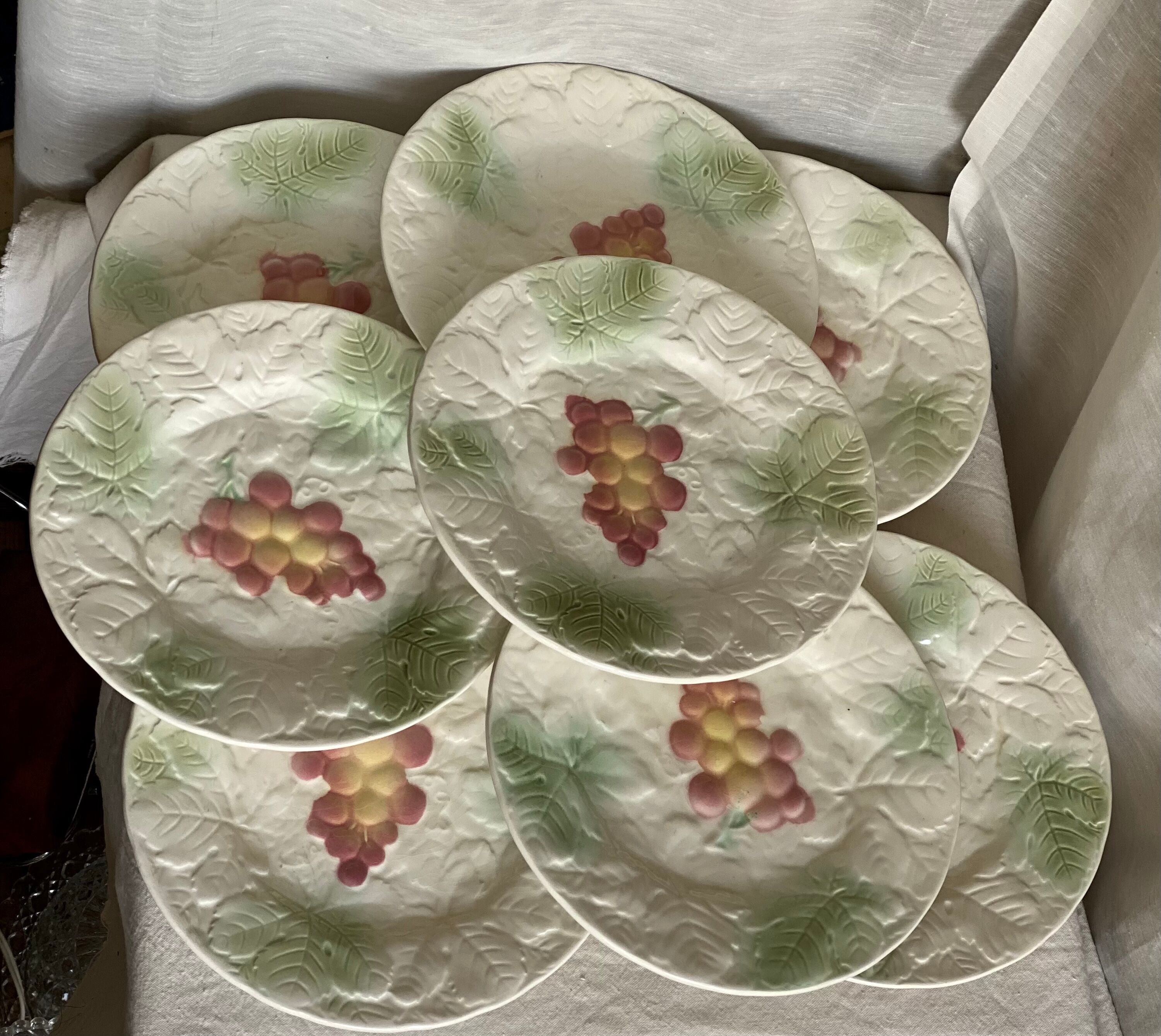 Service of 8 grape barbotine plates SALINS vintage 1970