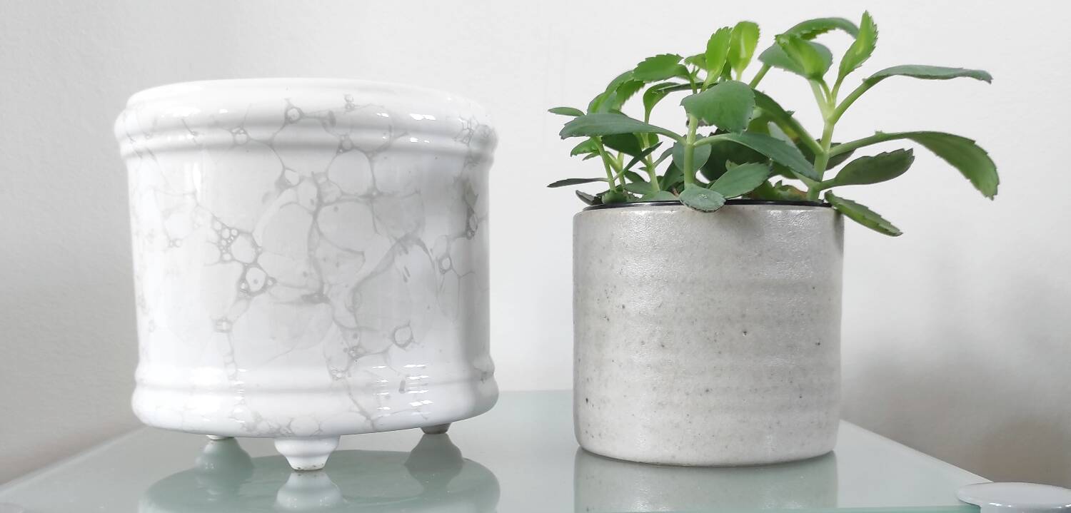 Vintage tripod cache-pot in glazed earthenware with a bubble decoration.