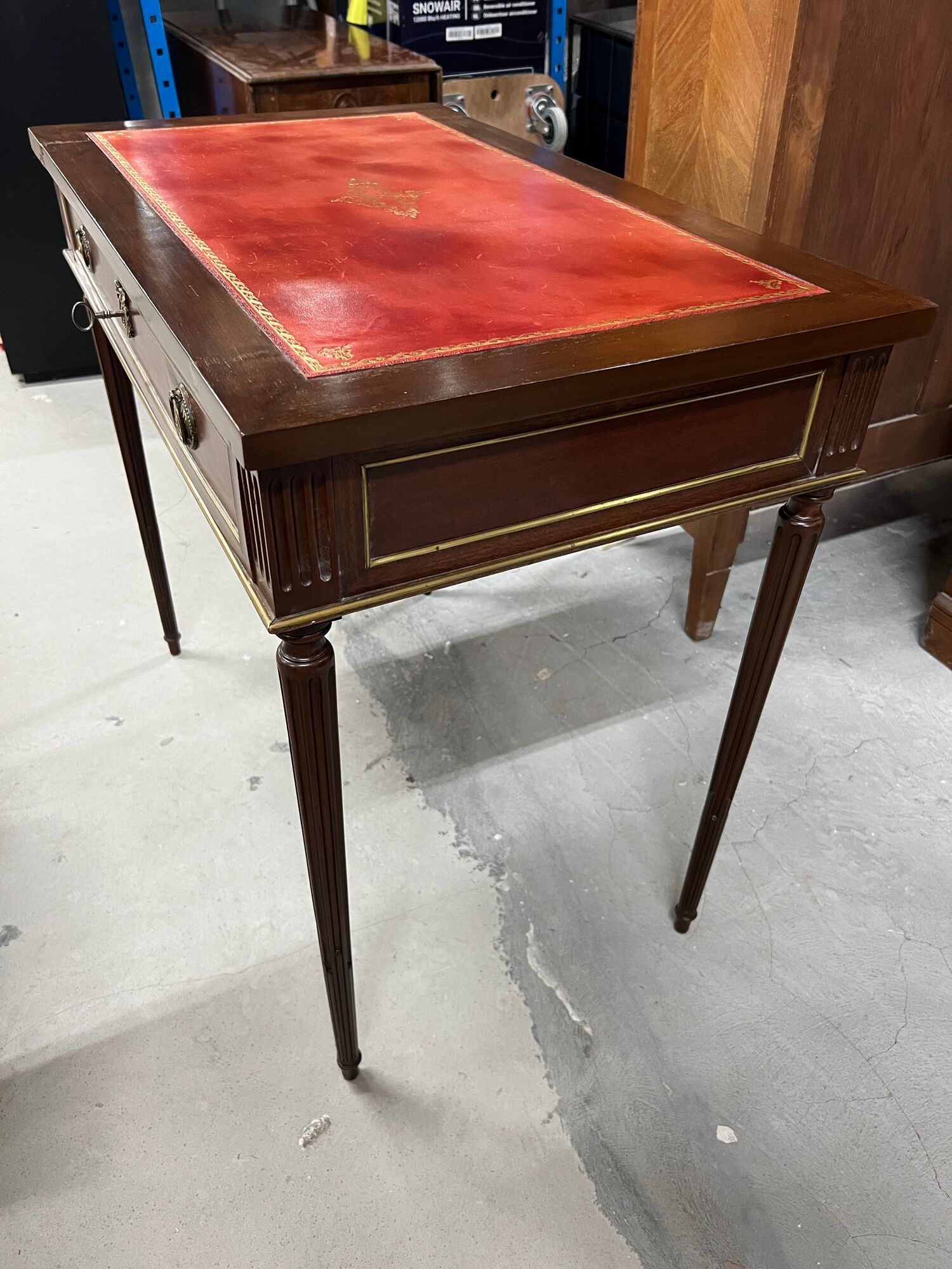 Flat desk and Louis XVI style chair in mahogany veneer (nineteenth century)