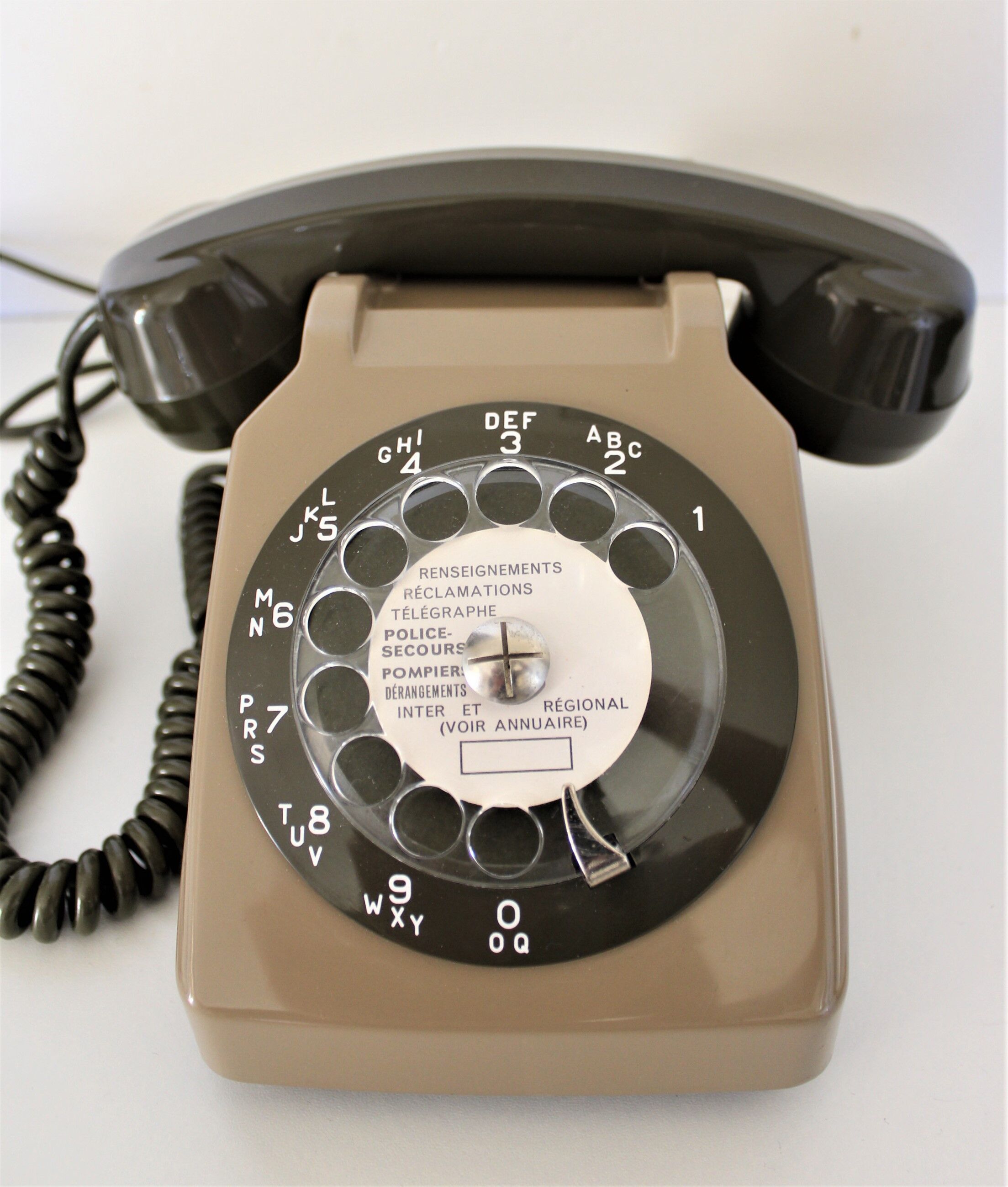 Vintage S63 two-tone dial phone