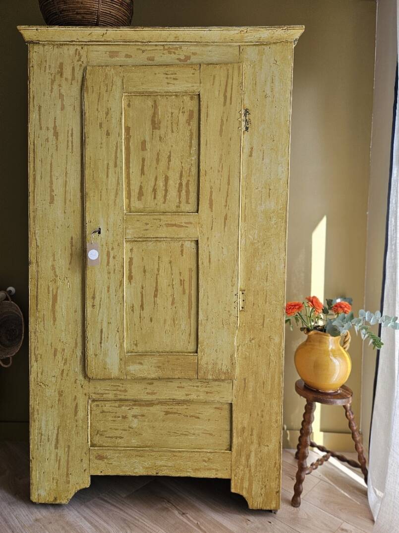 19th-century bonnetière wardrobe | Claudia