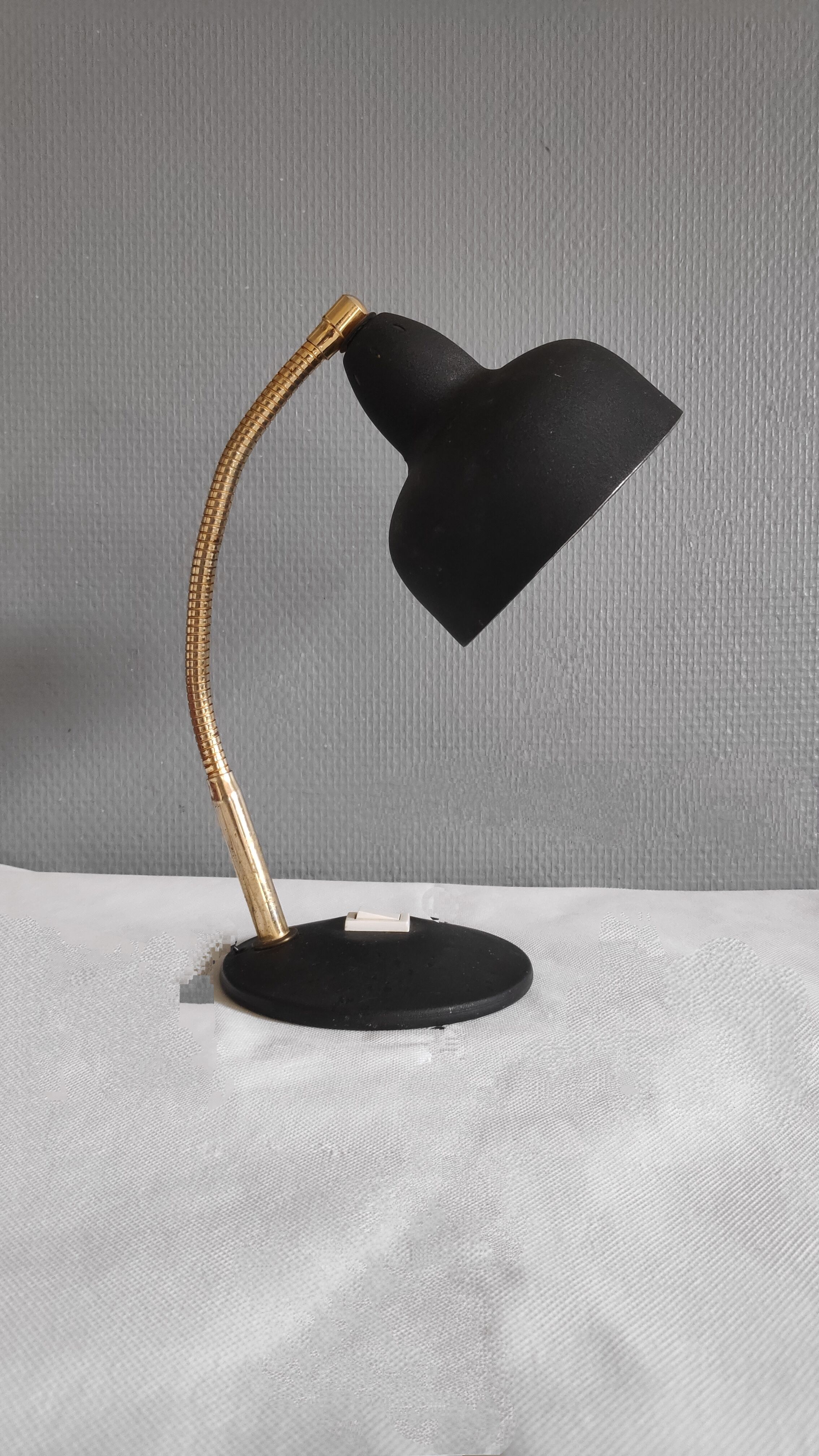 Black and gold casserole desk lamp