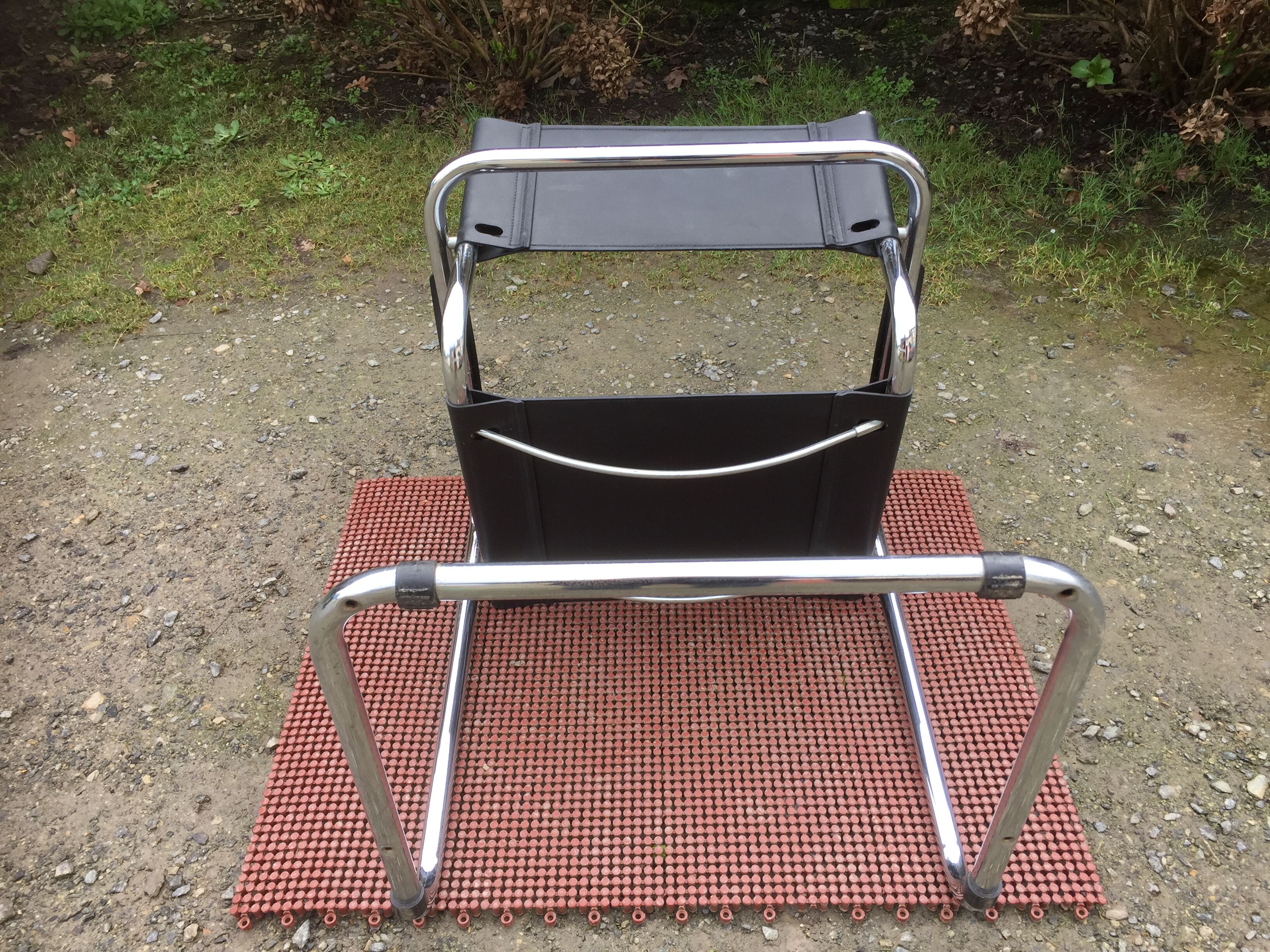 Design armchair with chrome metal tubular base and seat in black Skaï