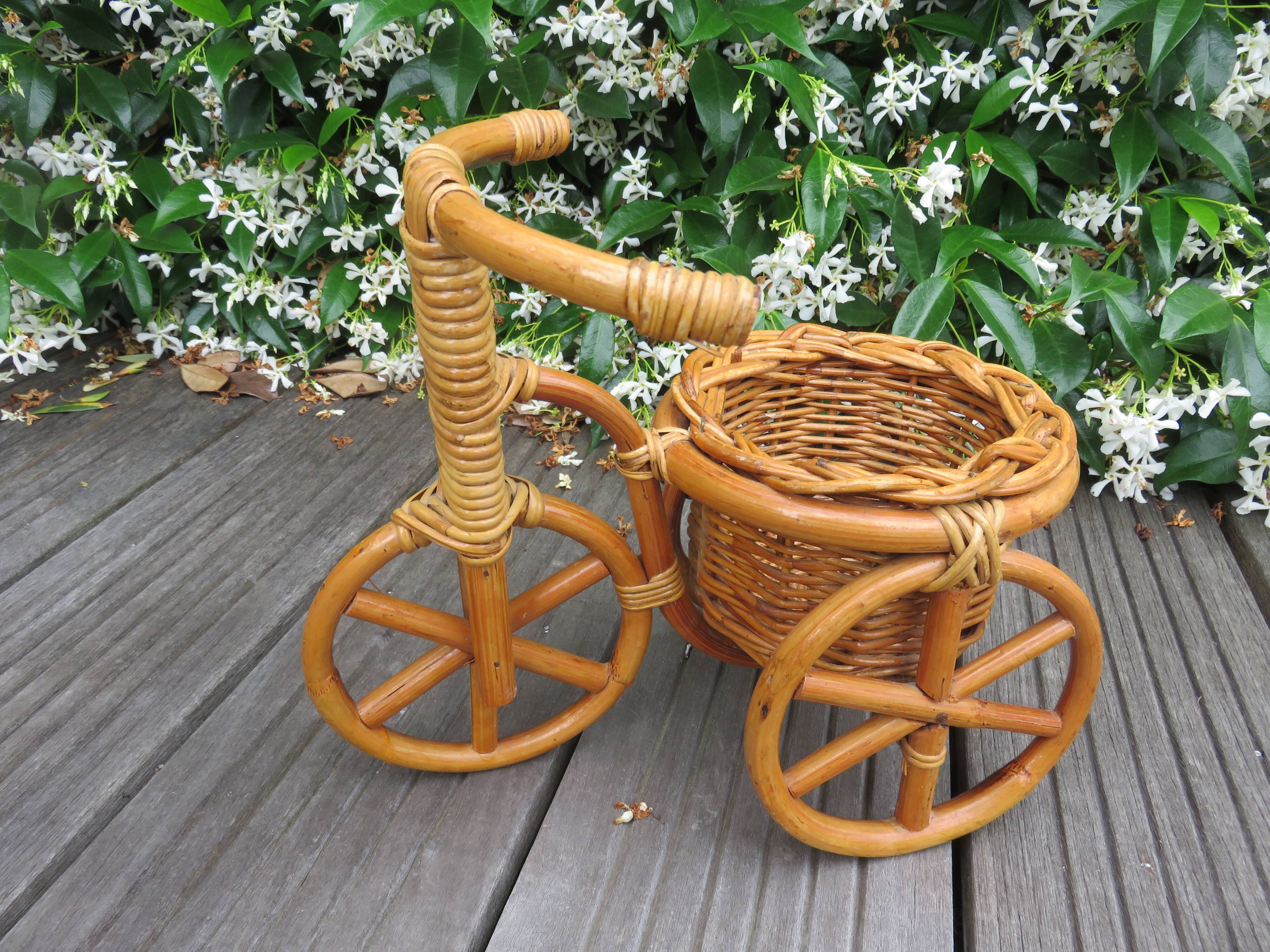 Cache pot en rotin et bambou tricycle vélo années 60 70
