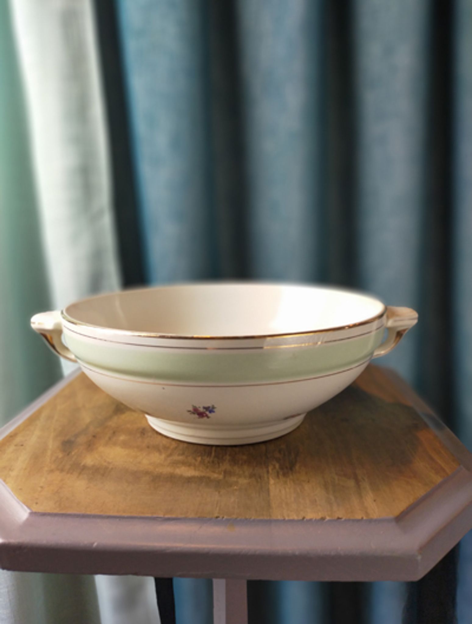 Salad bowl decorated with Poreylor flower