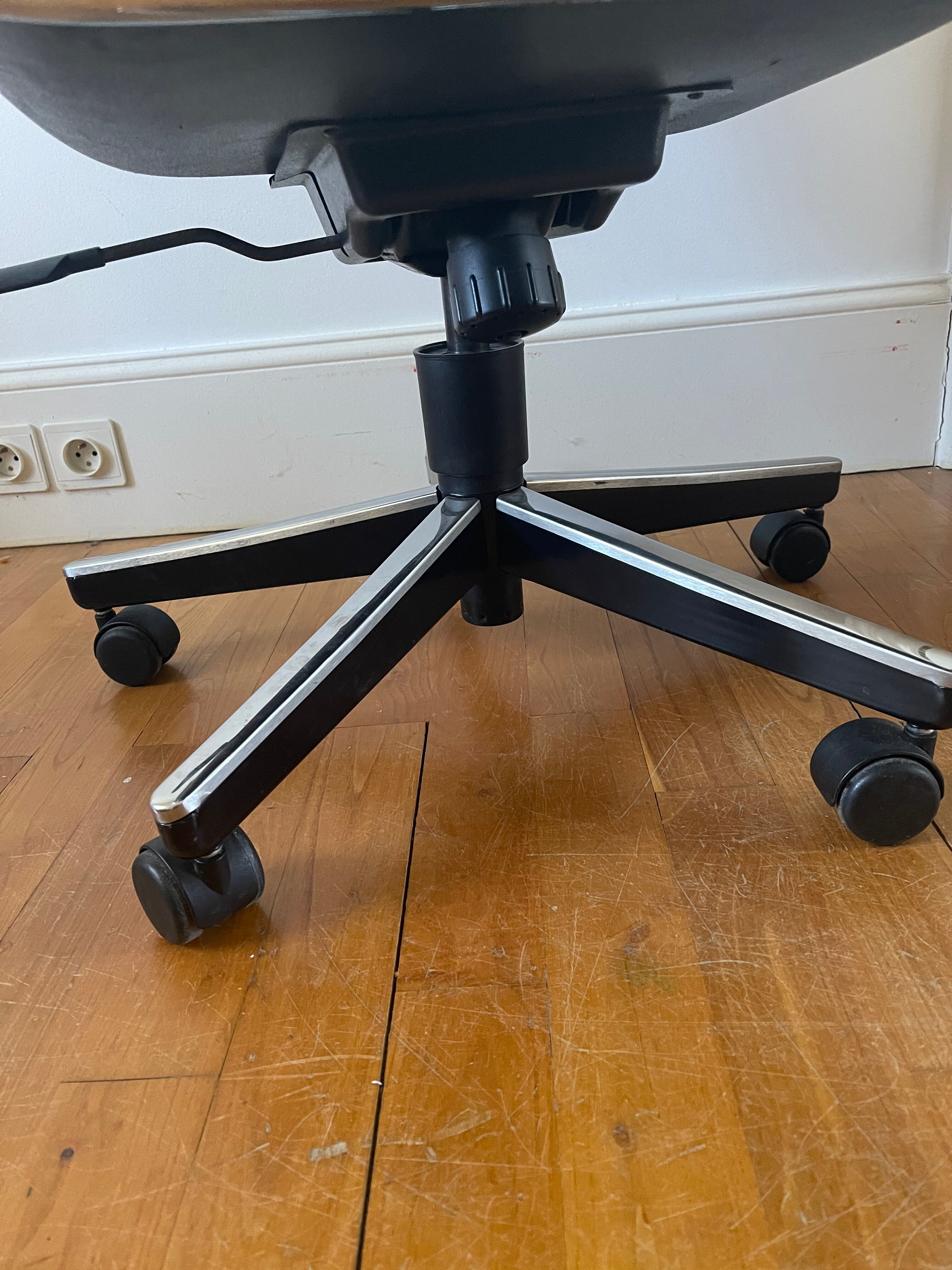 Fauteuil Exexcutive Chair de Charles Pollock édité par Knoll
