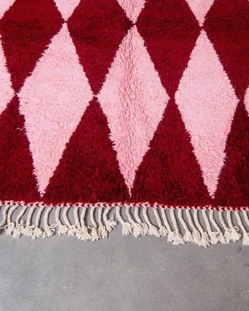 Off-white Moroccan rug with geometric patterns, 250cm x 200cm