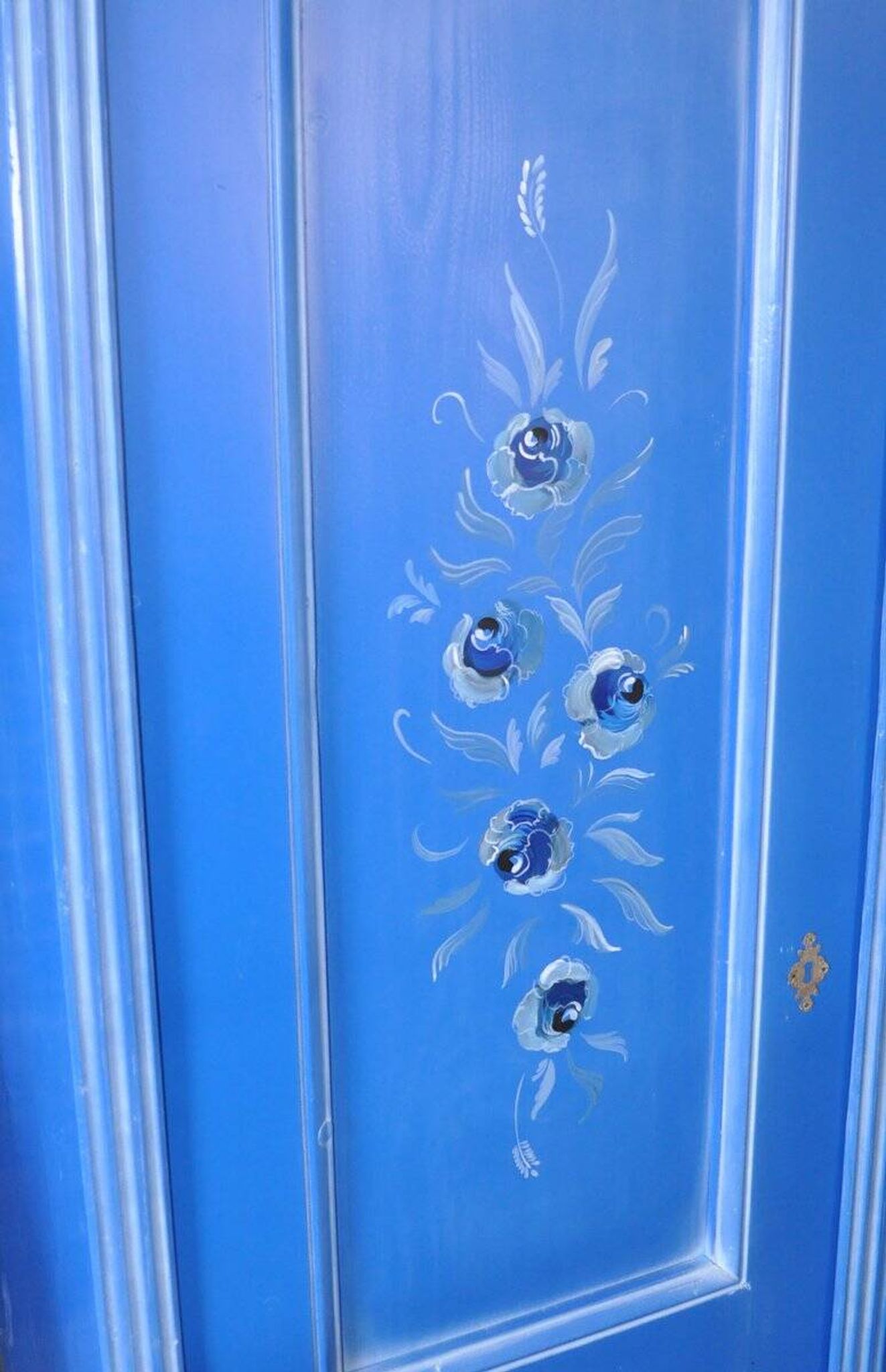 Armoire double en bois peint bleu moyen, portes à motifs floraux peints à la main
