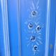 Armoire double en bois peint bleu moyen, portes à motifs floraux peints à la main