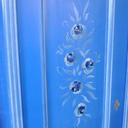 Armoire double en bois peint bleu moyen, portes à motifs floraux peints à la main