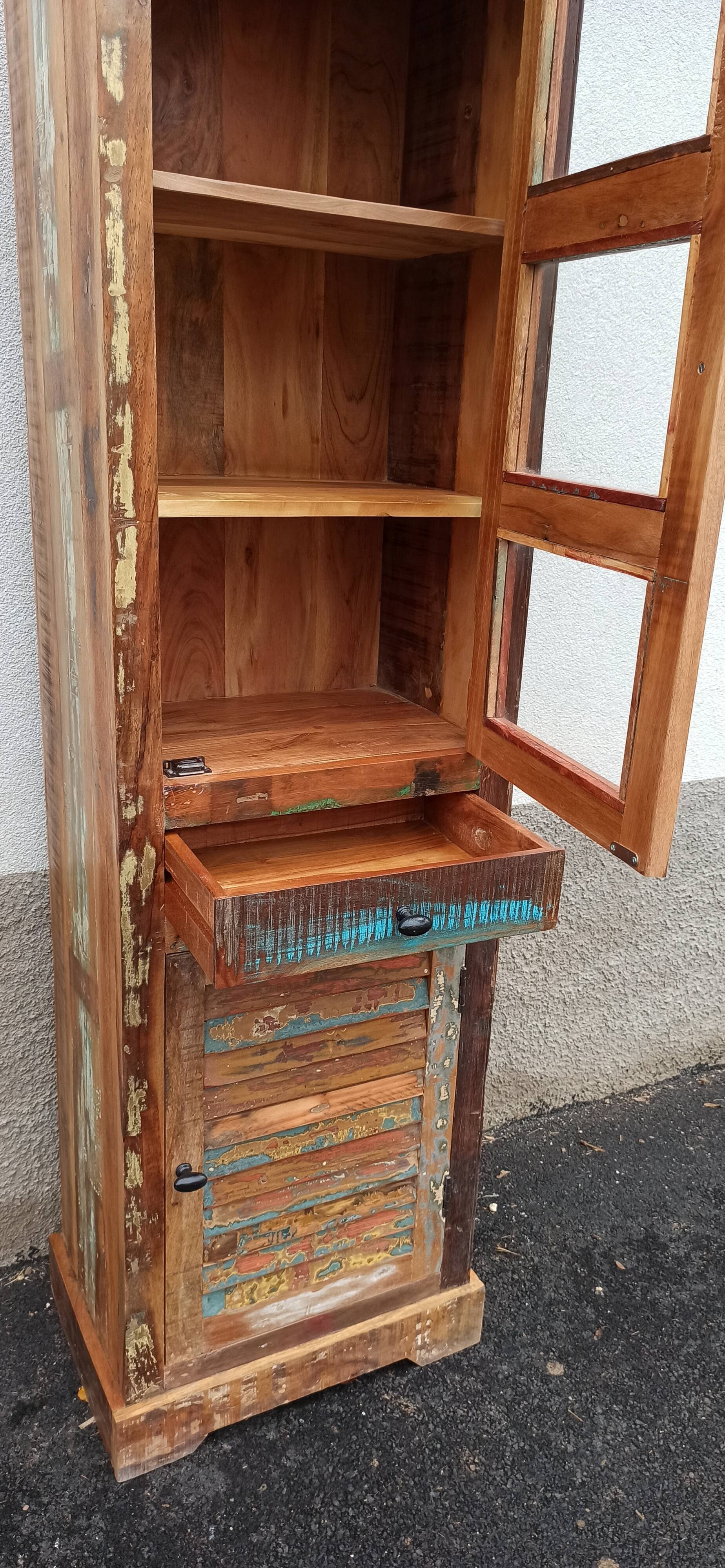 Bibliothèque en bois coloré avec vitres
