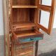 Bibliothèque en bois coloré avec vitres