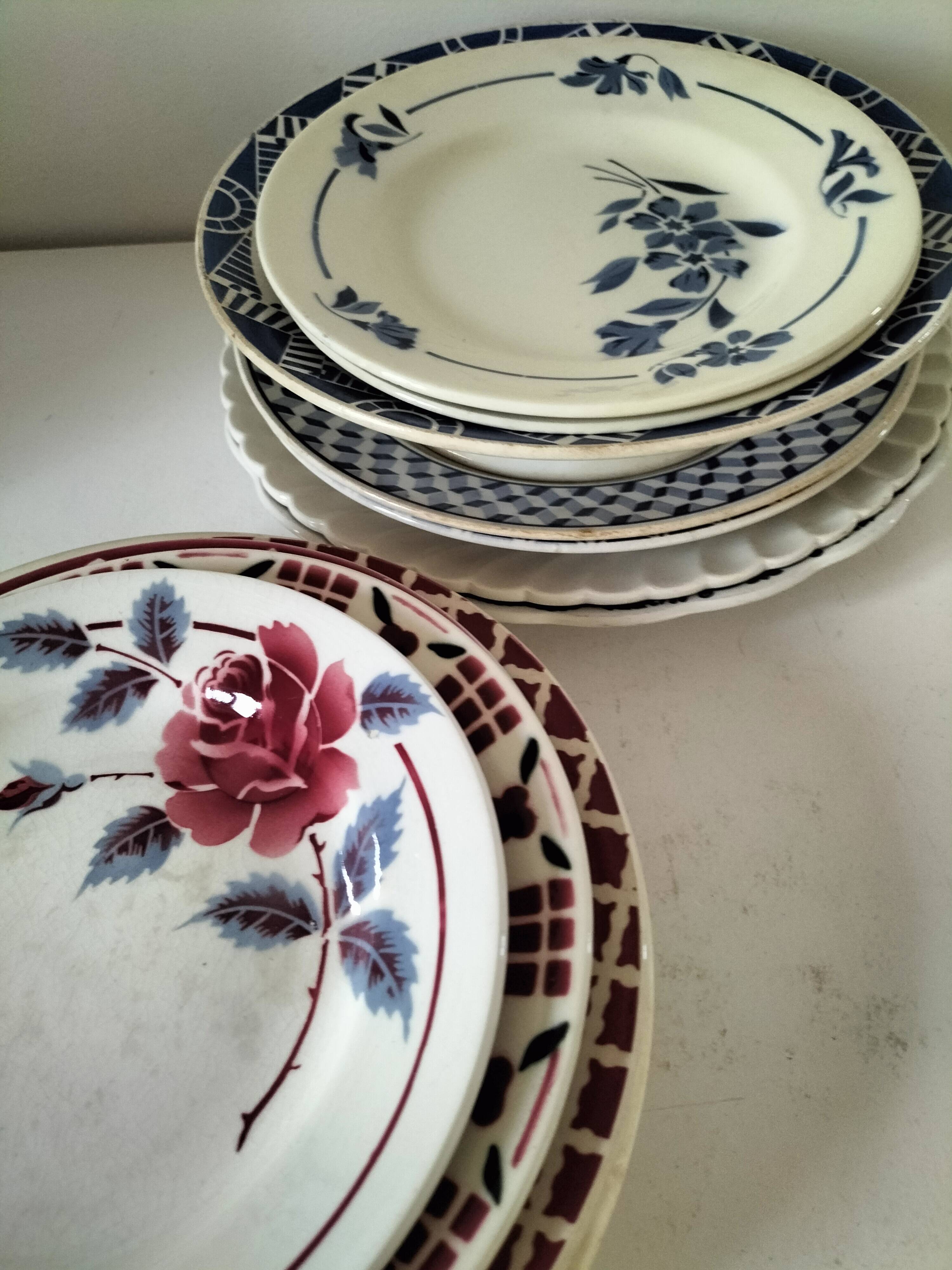 Set of 12 ironstone plates – Deep blue & red