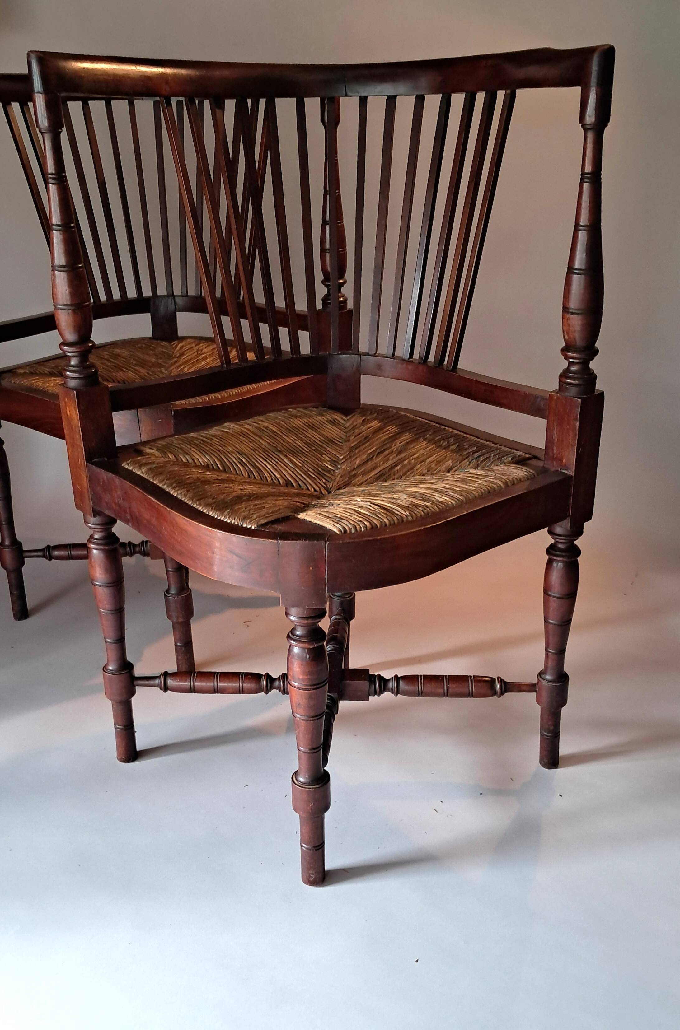 Paire de fauteuils d'angle paillés Jungerstil en acajou 1900.