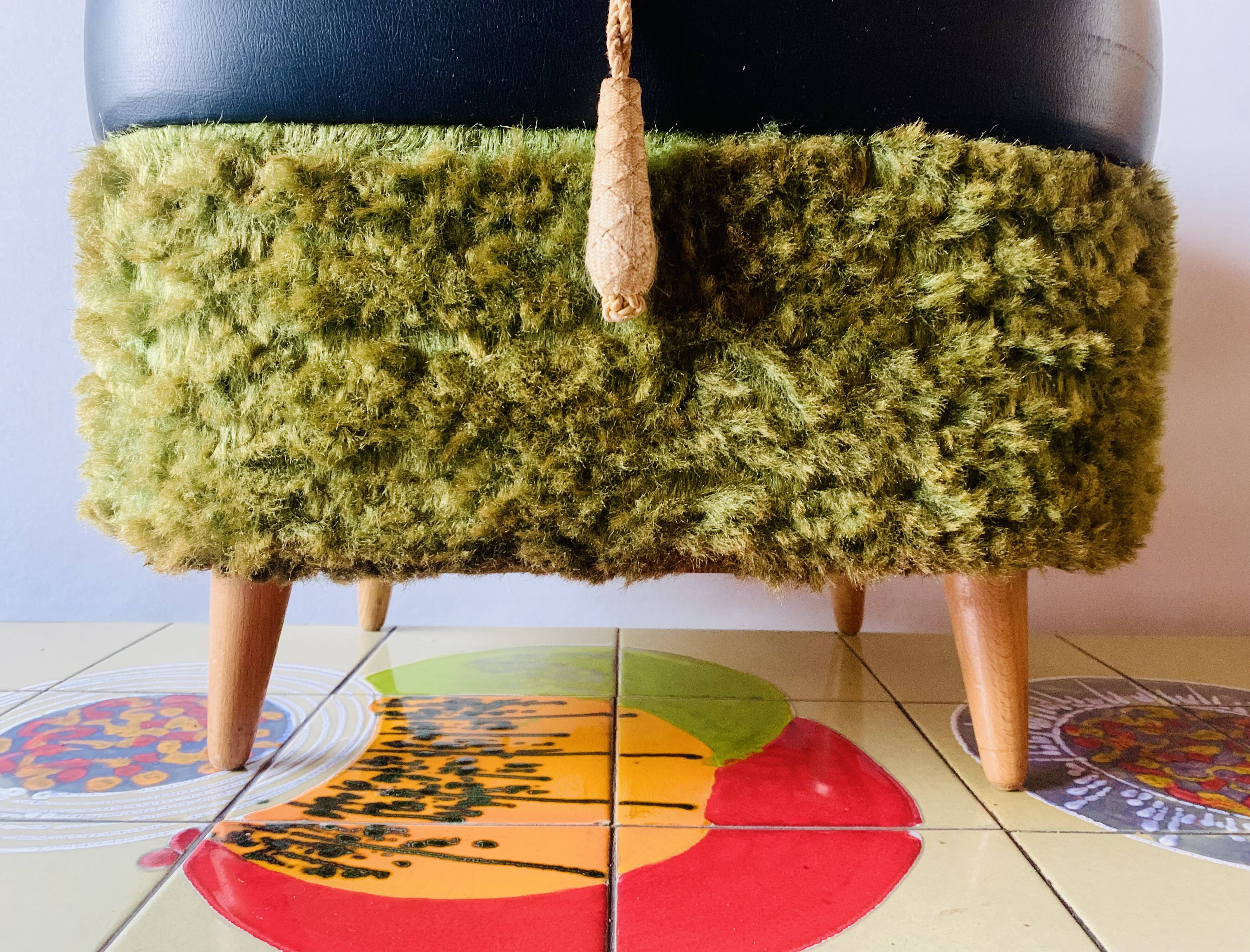 Vintage moumoute chest pouf