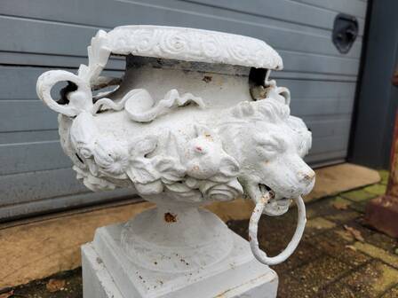 Vases anciens en fonte orné d'une tête de lion et de fleurs