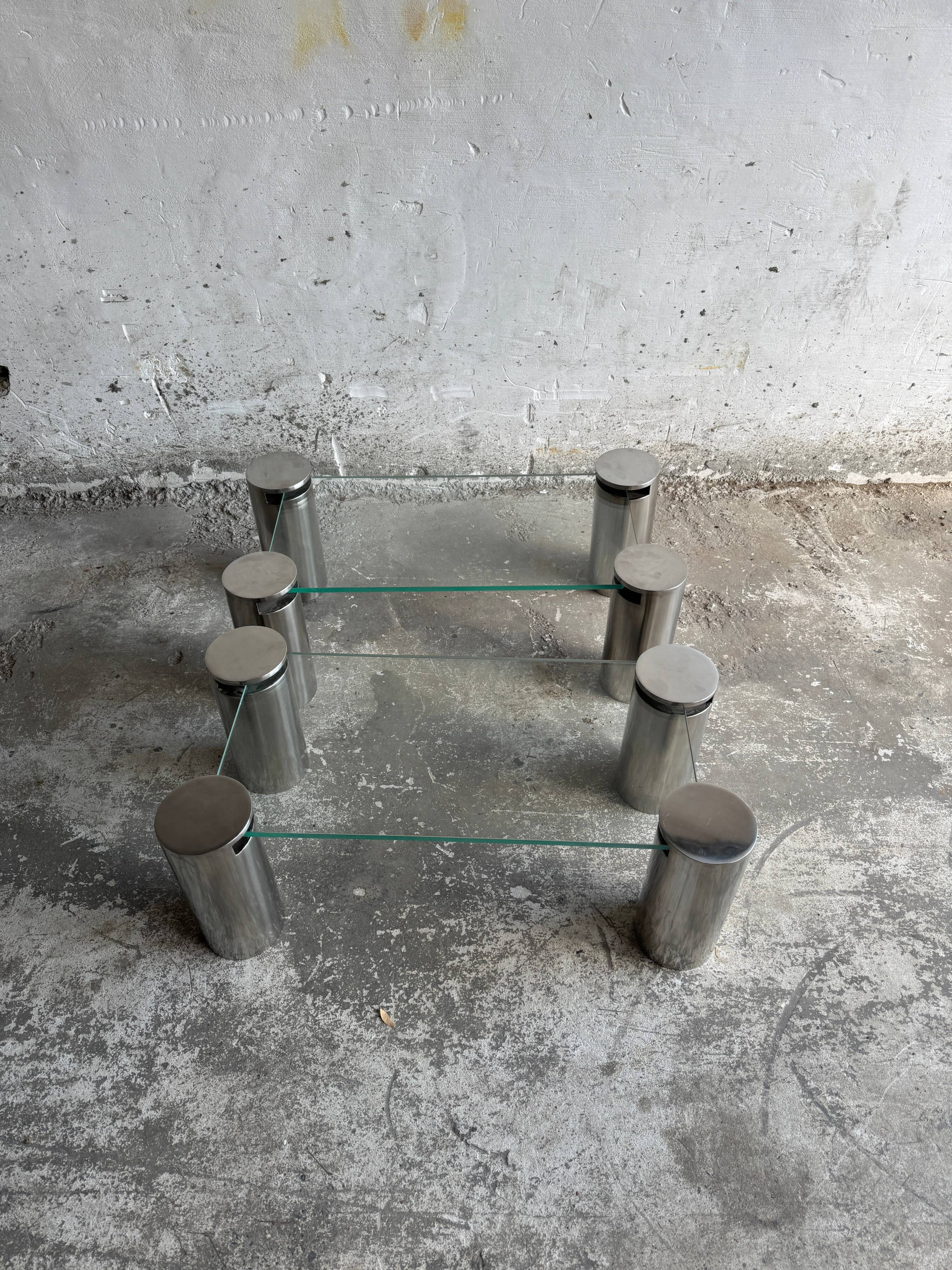 Paire de tables basses modernistes en verre transparent et acier inoxydable brossé, avec pieds cylindriques
