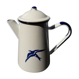 Enamelled coffee maker with swallow décor