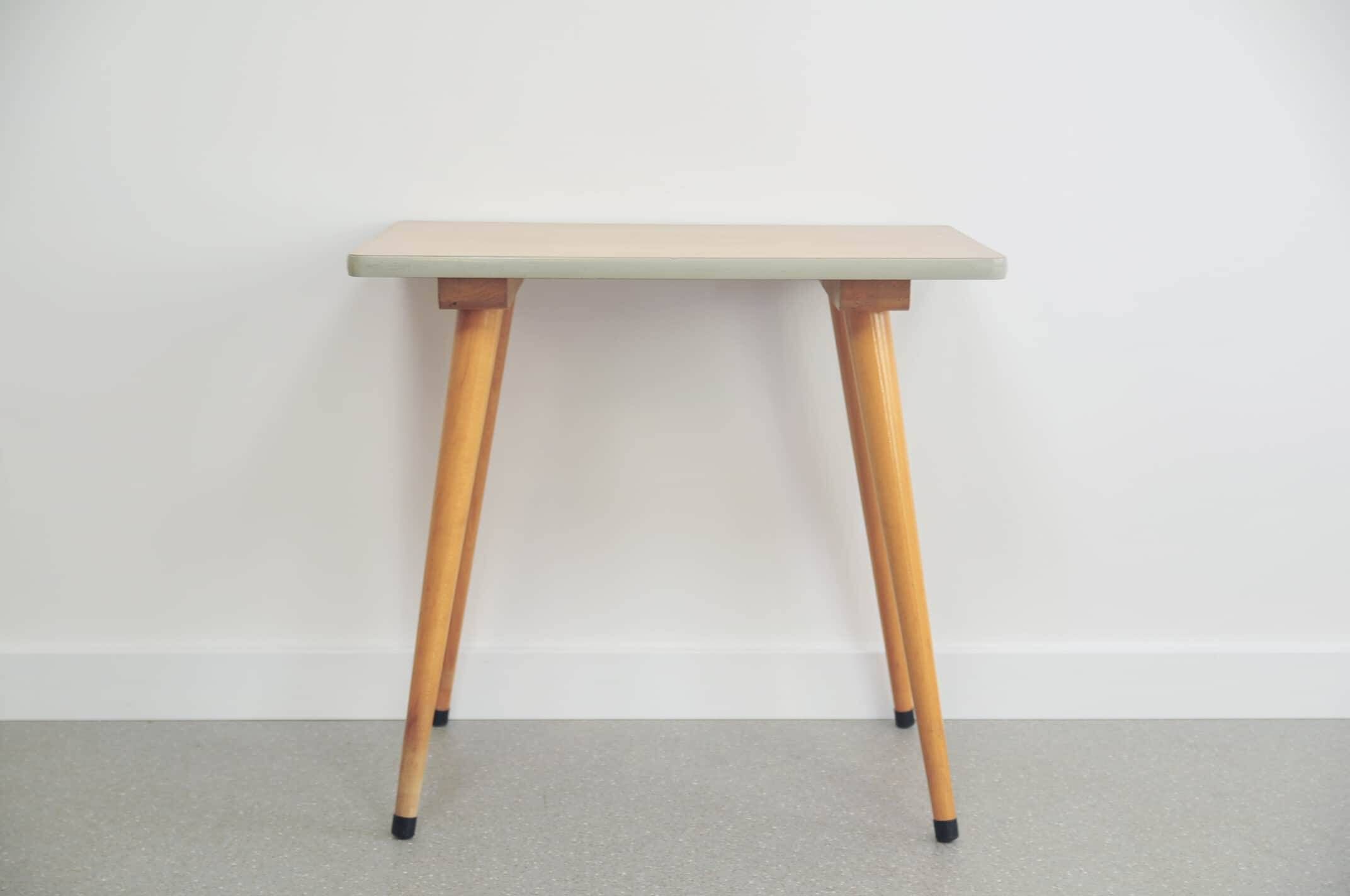 Table d'appoint en bois vintage avec pieds coniques