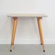 Table d'appoint en bois vintage avec pieds coniques
