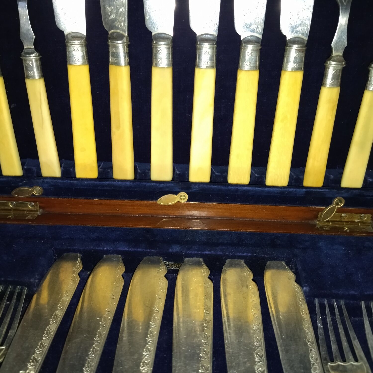 Box 24 cutlery with silver metal fish