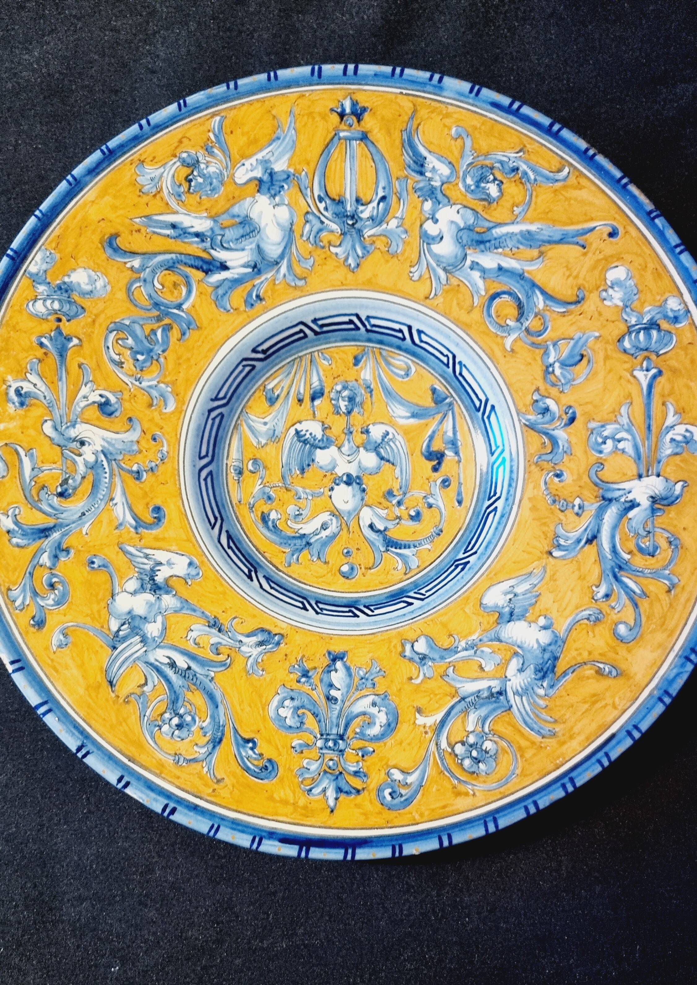 Large grotesque plate (Urbino/Castelli style), made in Italy, pei
