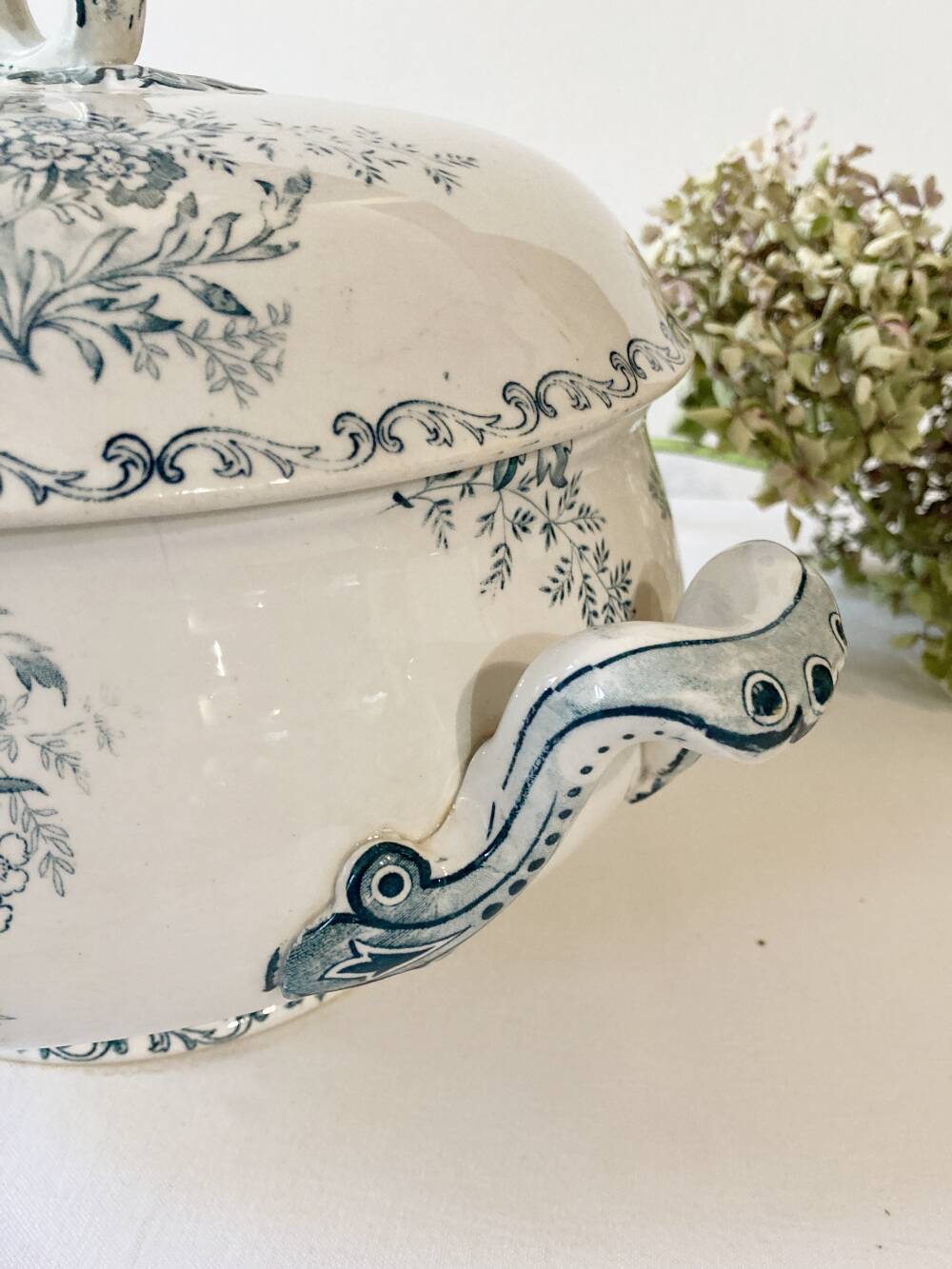 Iron earth soup tureen, Sarreguemines, Eglantine model