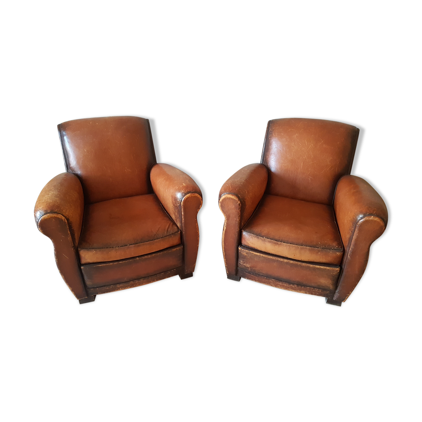Paire de fauteuil club en cuir cognac patiné et usé
