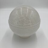 Globe blanc en verre de Clichy