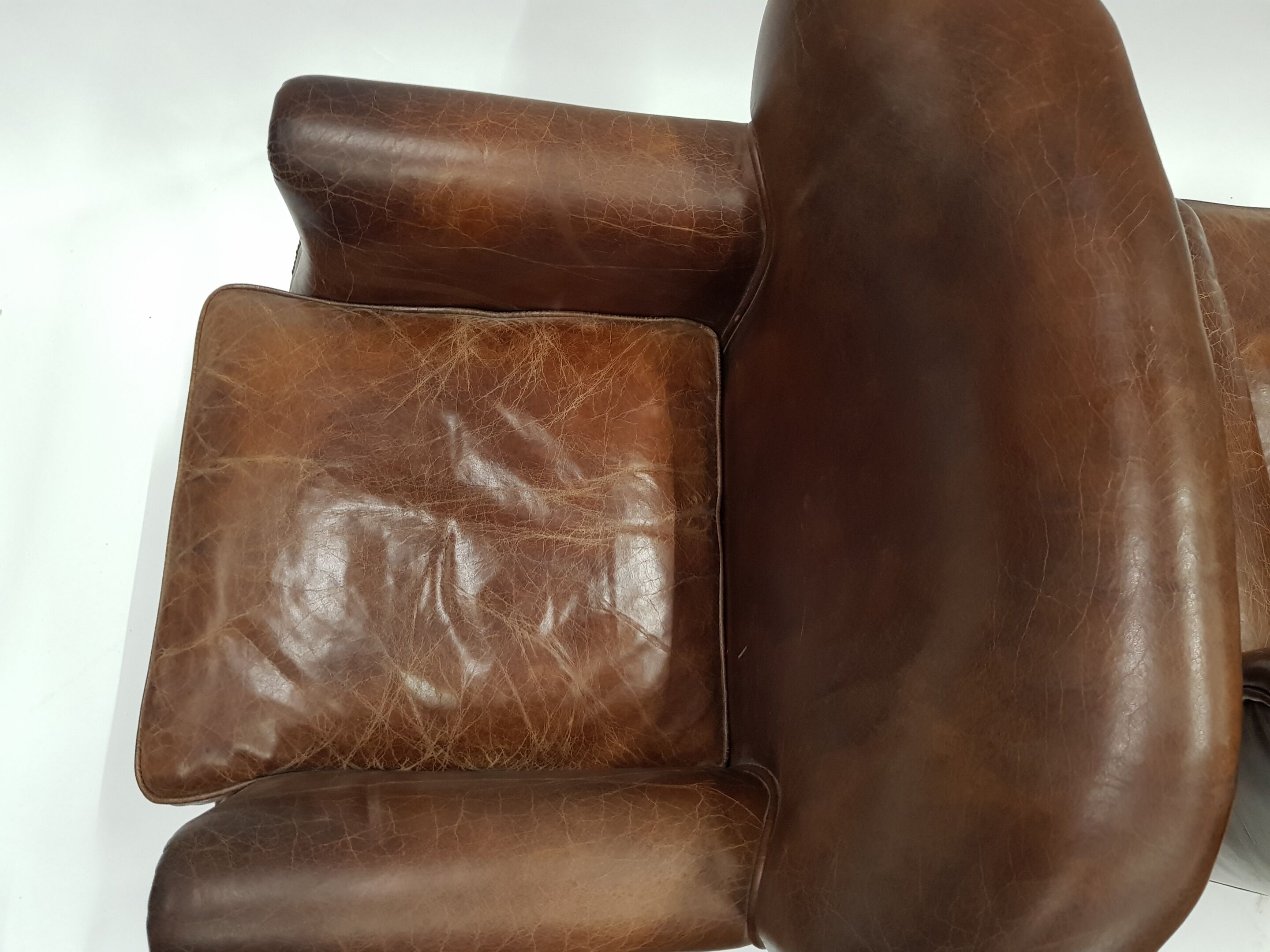 Paire de fauteuils club type "Parisien"