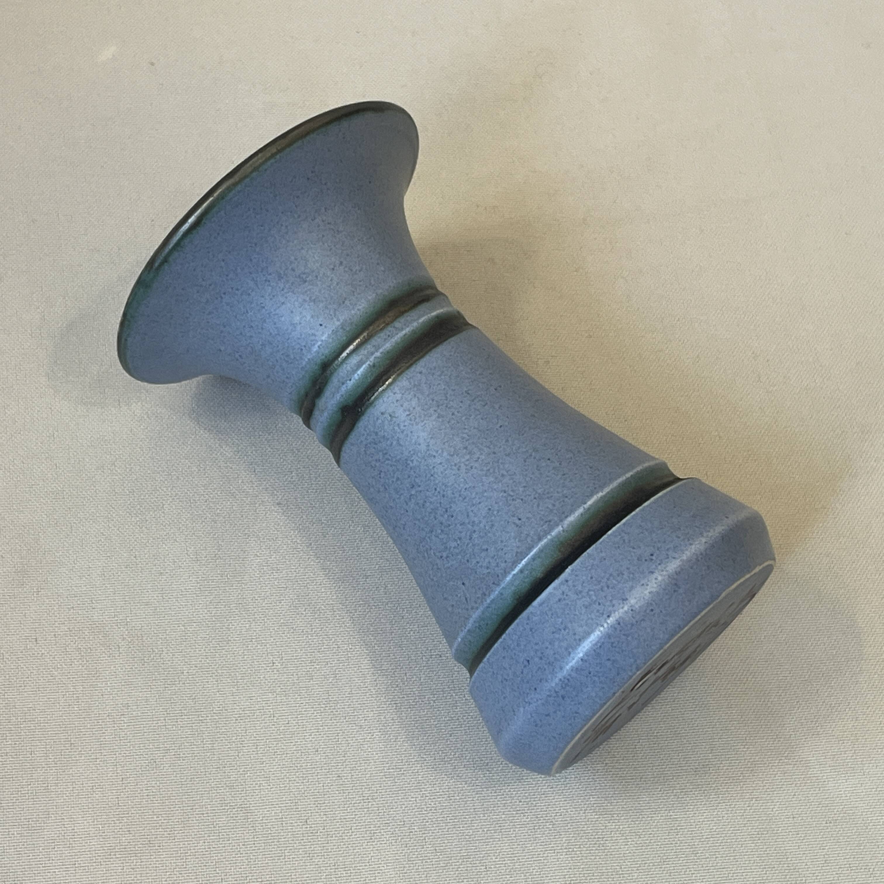 Vase de Knights of Tintagel en céramique grès bleu 1960 -70 soliflore